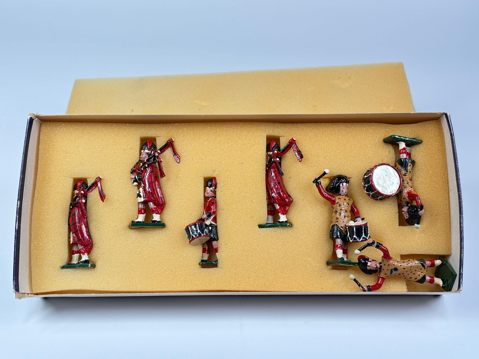 MARLBOROUGH MF 9 PIPES & DRUMS BLACK WATCH 1900: REMAINS IN VERY GOOD CONDITION WITH BOX.