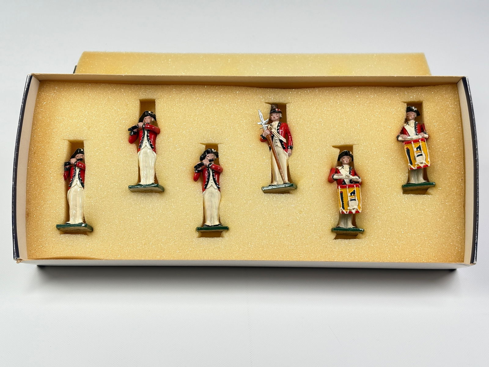 MARLBOROUGH A9 THE OLD GUARD EIFE & DRUM CORPS: REMAINS IN VERY GOOD CONDITION WITH BOX.