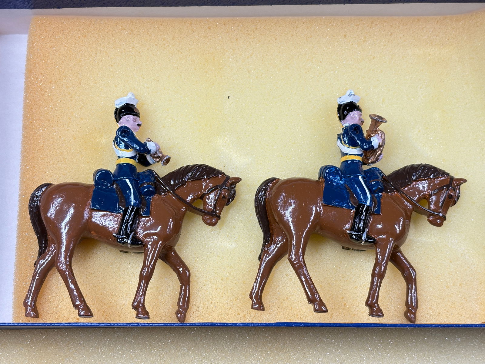 MARLBOROUGH 3-PIECE MOUNTED BAND SET (1 of 4)