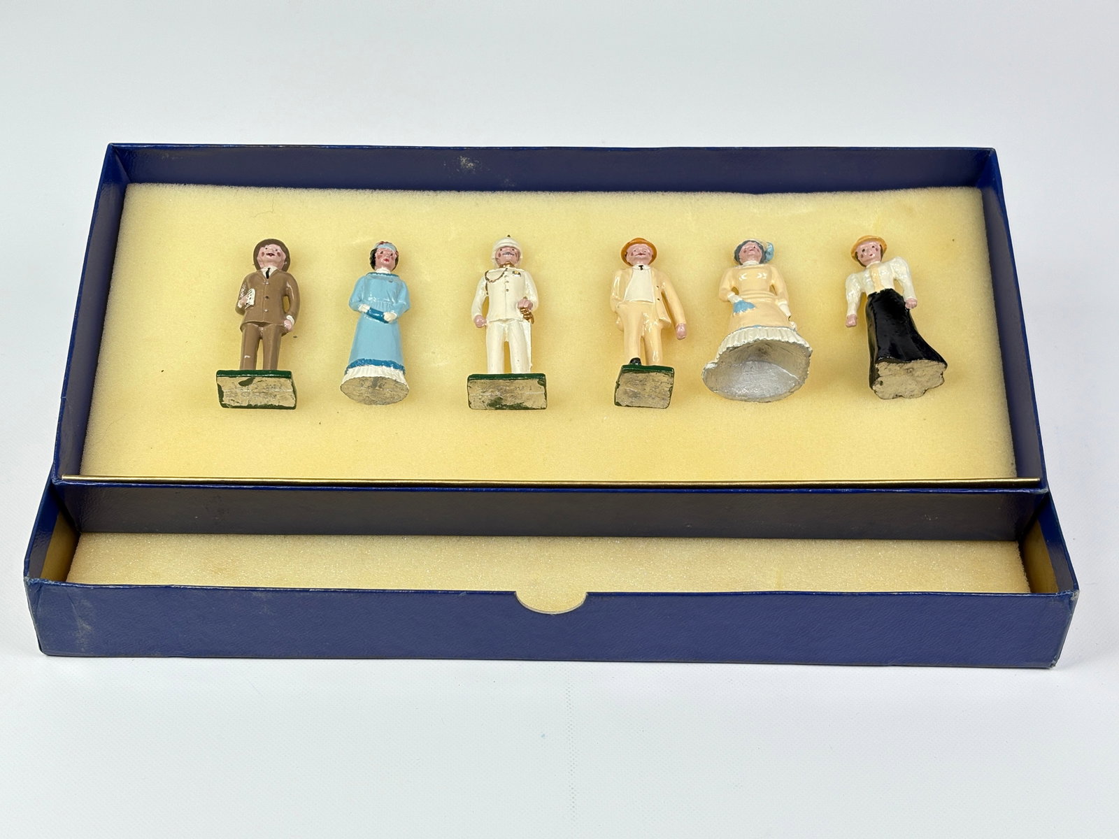 MARLBOROUGH VICTORIAN FIGURES: REMAINS IN VERY GOOD CONDITION WITH INCORRECT BOX.