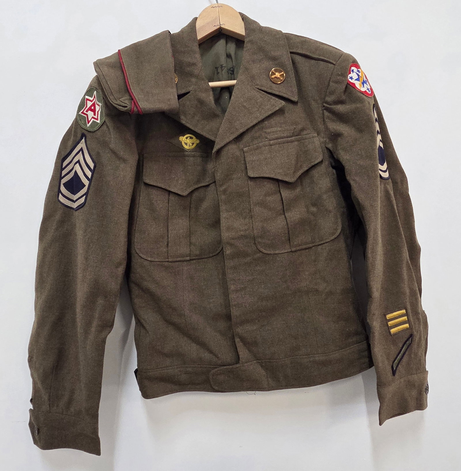 US MILITARY JACKET & HAT W/ PATCHES: ALL REMAIN IN FAIR TO GOOD CONDITION, SHOWING SOME TYPICAL WEAR.