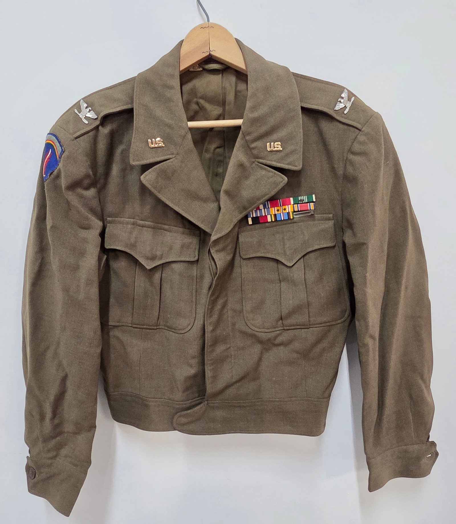WWII US MILITARY IKE JACKET W/ PATCHES +: REMAIN SIN VERY GOOD CONDITION.