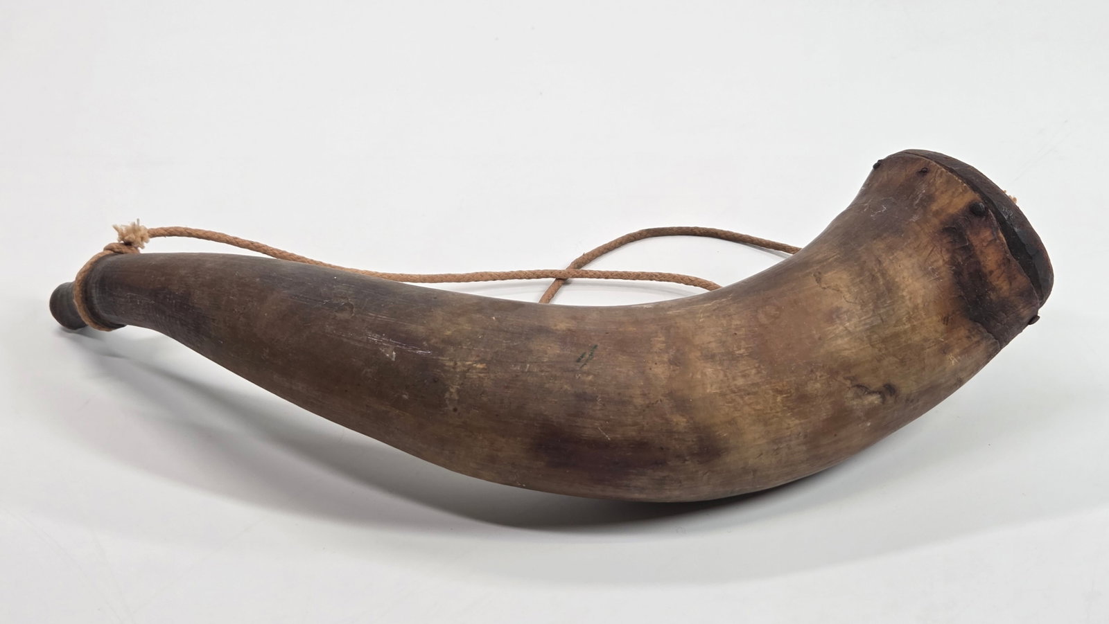 ANTIQUE CARVED BLACK POWDER HORN: REMAINS IN FAIR TO GOOD USED CONDITION, SHOWING SOME TYPICAL WEAR.