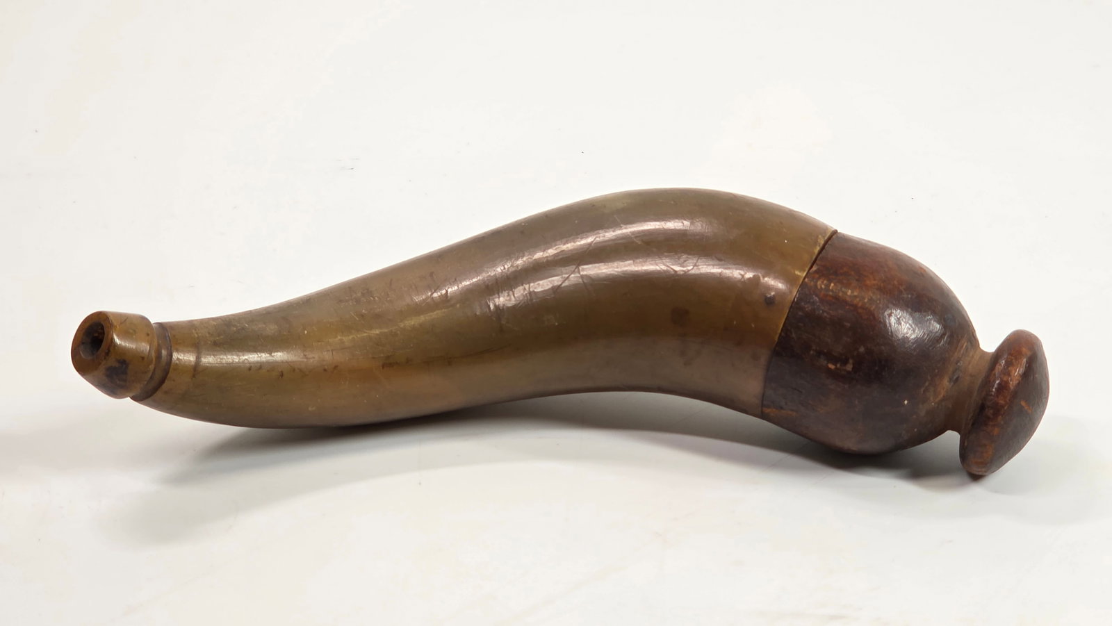 EARLY CARVED CURLED HORN BLACK POWDER FLASK: REMAINS IN GOOD CONDITION, SHOWING TYPICAL WEAR CONSISTENT WITH AGE AND USE.