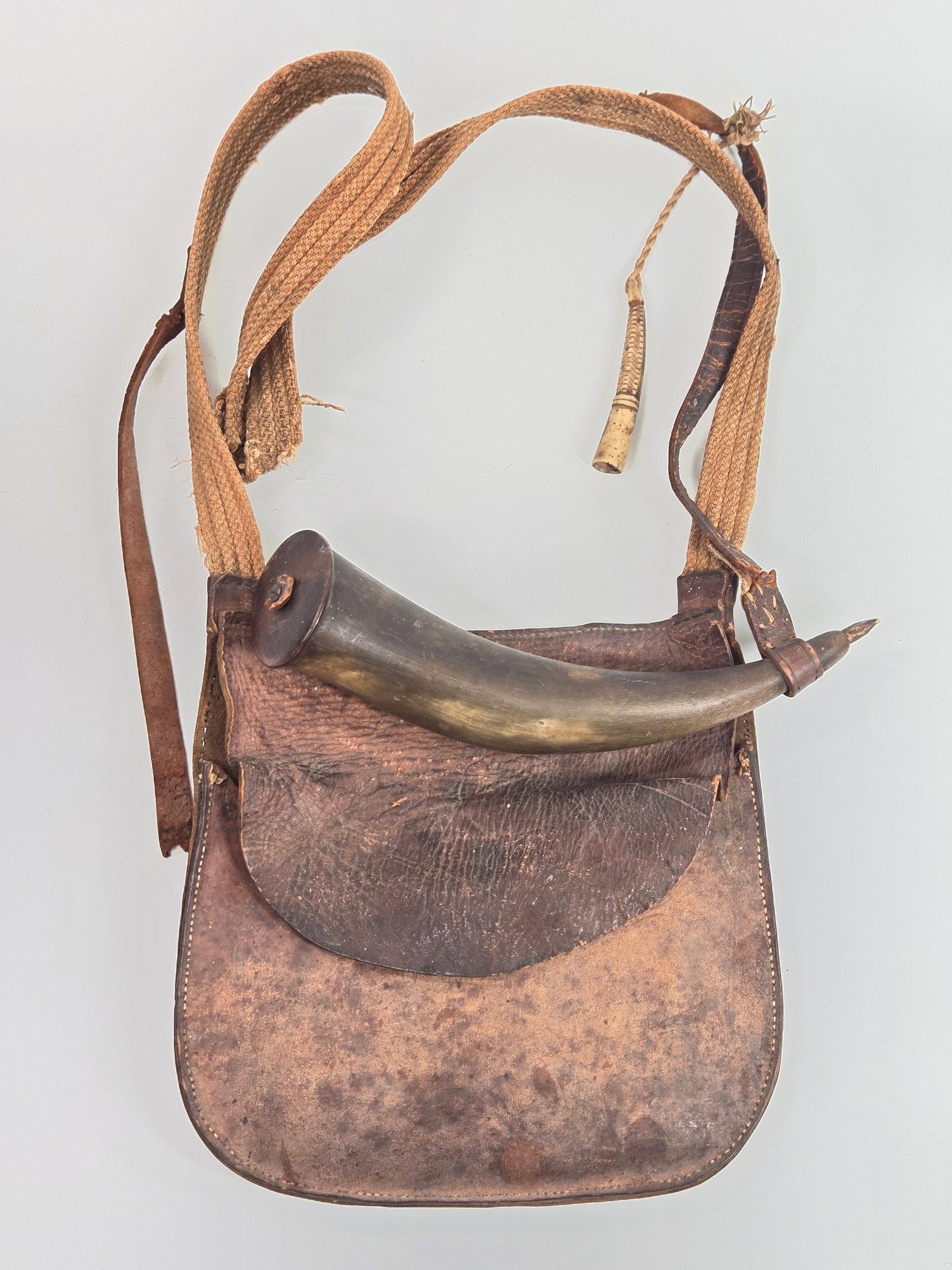 ANTIQUE LEATHER HUNTING BAG W/ POWDER HORN +: OUTFIT REMAINS IN FAIR TO GOOD CONDITION, SHOWING NICE PATINA. GENERAL WEAR CONSISTENT WITH AGE AND USE.
