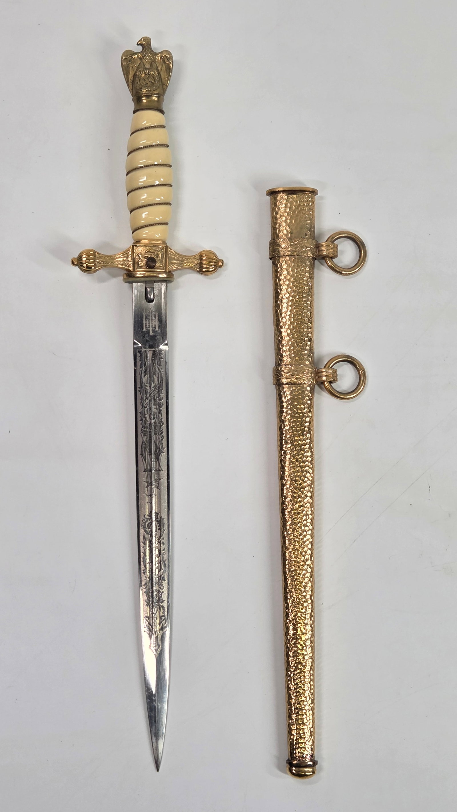 2ND MODEL GERMAN WWII NAVY OFFICERS DAGGER: REMAINS IN GOOD CONDITION, SHOWING ONLY SOME TYPICAL WEAR.