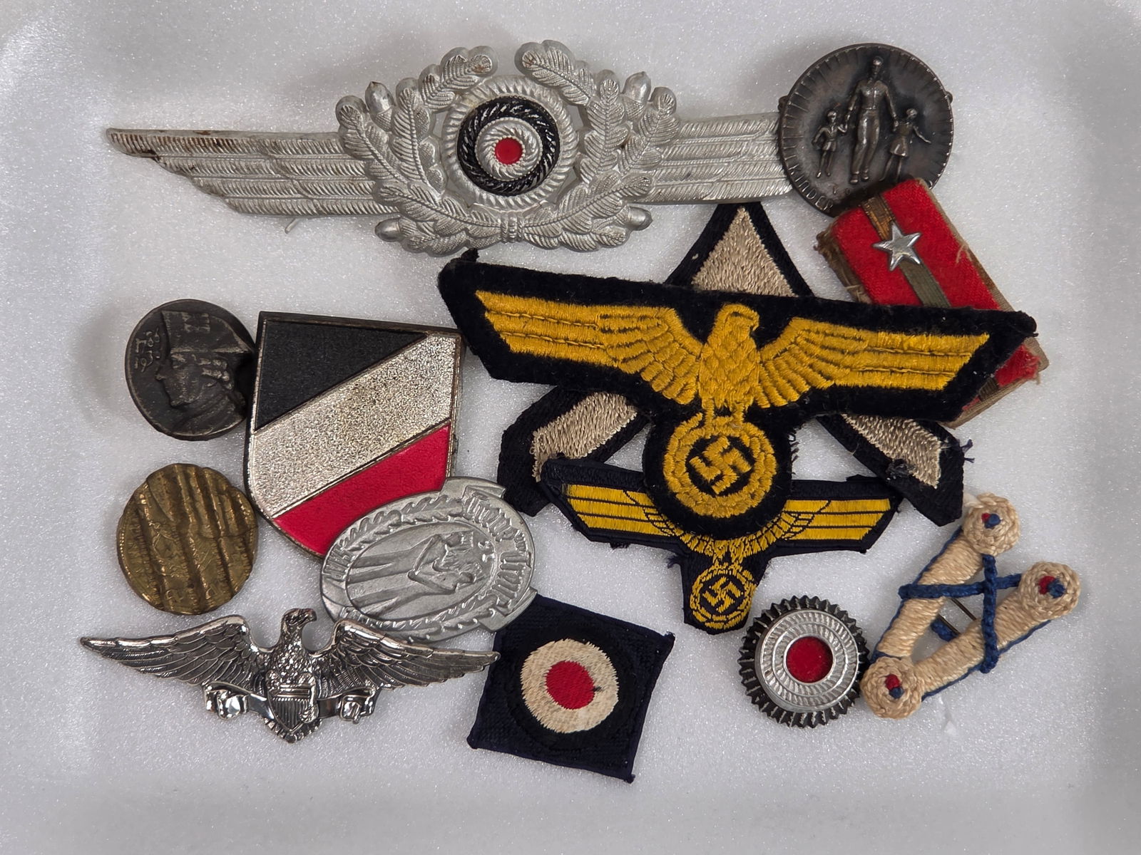ASSORTMENT OF VARIOUS MILITARY PATCHES, BADGES, INSIGNIA: ALL REMAIN IN FAIR TO GOOD CONDITION, SHOWING SOME TYPICAL WEAR.