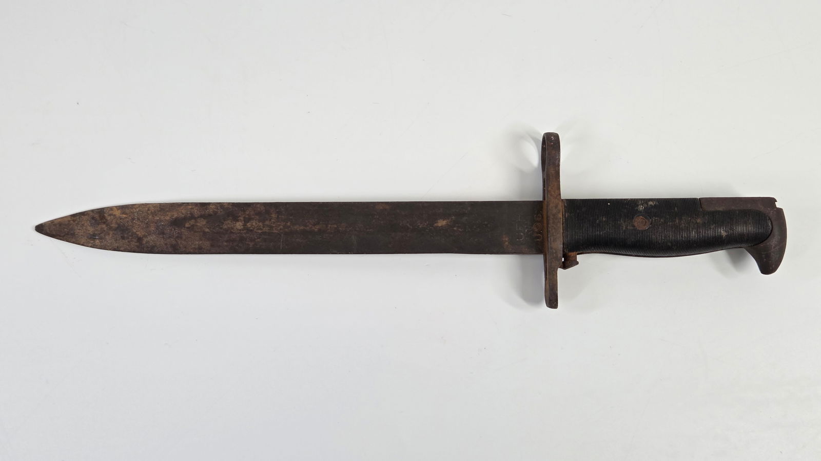 WWII US MILITARY M1 GARAND RIFLE BAYONET: REMAINS IN FAIR CONDITION, SHOWING SOME TYPICAL WEAR.