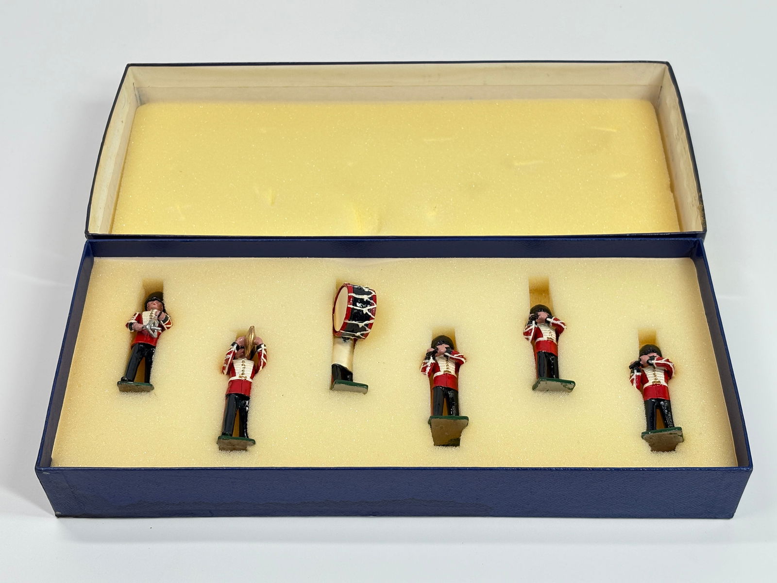 PRE BLENHEIM 2A IRISH GUARD FIFES & DRUMS BAND: SET REMAINS IN VERY GOOD CONDITION WITH BOX.