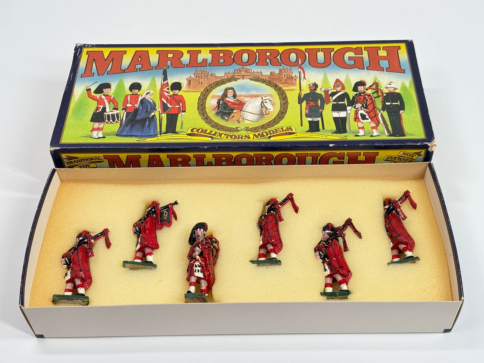 MARLBOROUGH MF10 PIPES & DRUMS BLACK WATCH 1900: SET REMAINS IN VERY GOOD CONDITION WITH BOX.