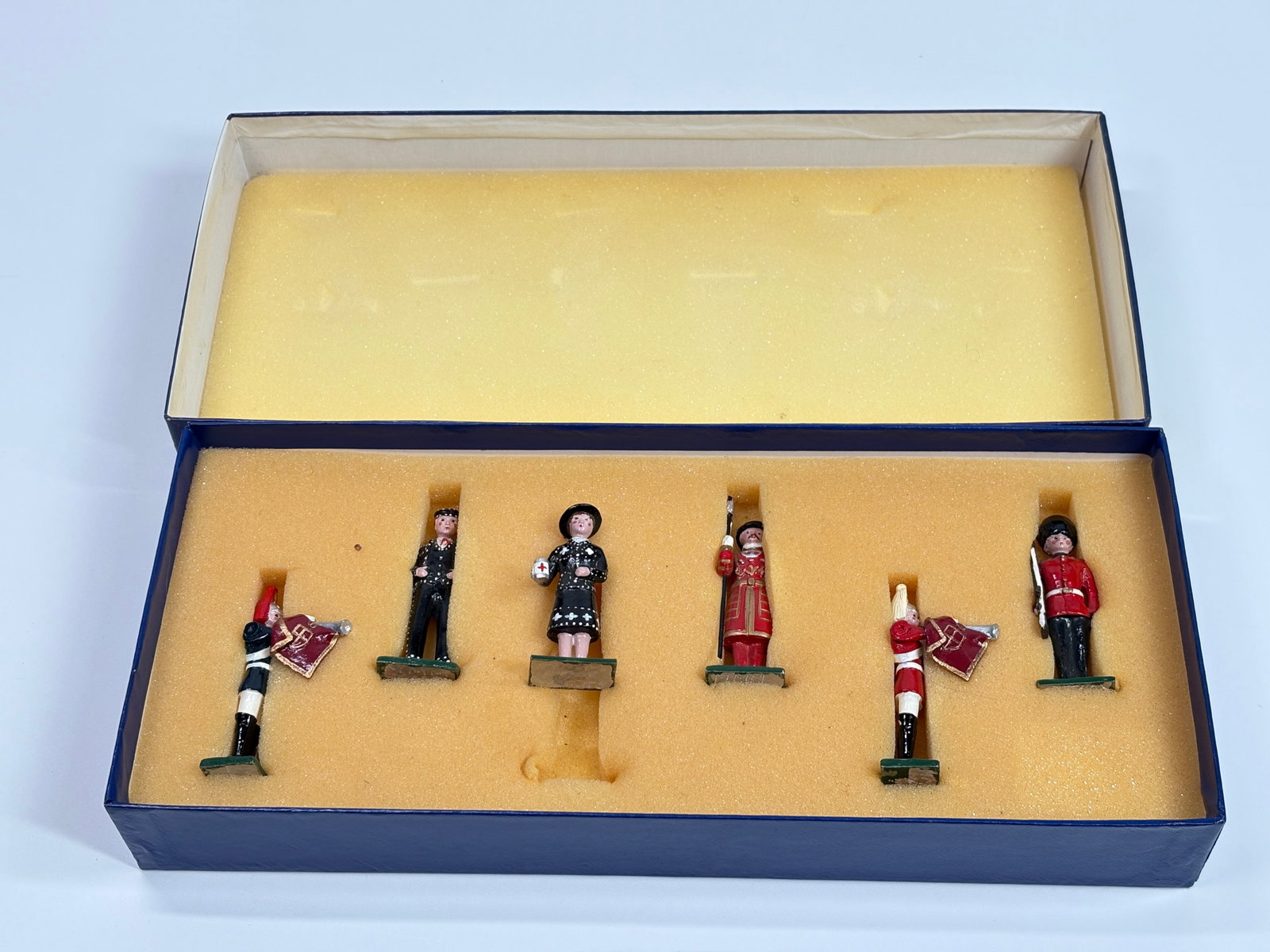 MARLBOROUGH MF13 COLOURFUL LONDON: SET REMAINS IN VERY GOOD CONDITION WITH BOX.