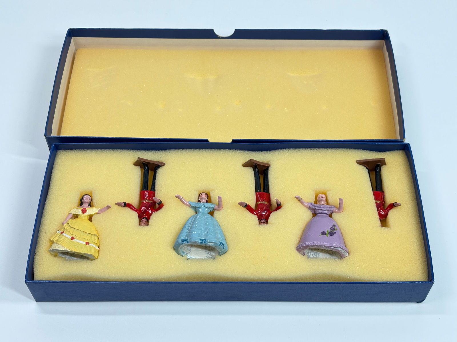 MARLBOROUGH M18 VICTORIAN MILITARY BALL: SET REMAINS IN VERY GOOD CONDITION WITH BOX.