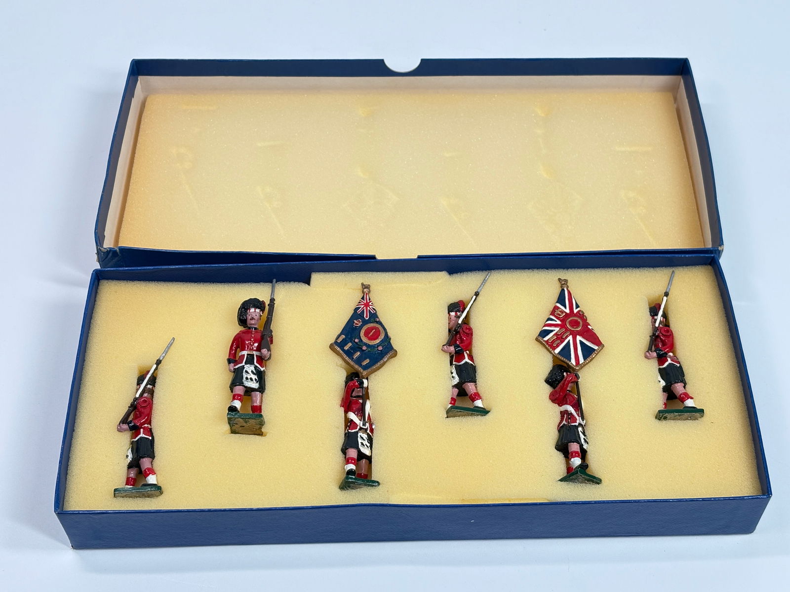 MARLBOROUGH M8 BLACK WATCH COLOURS (1 of 5)