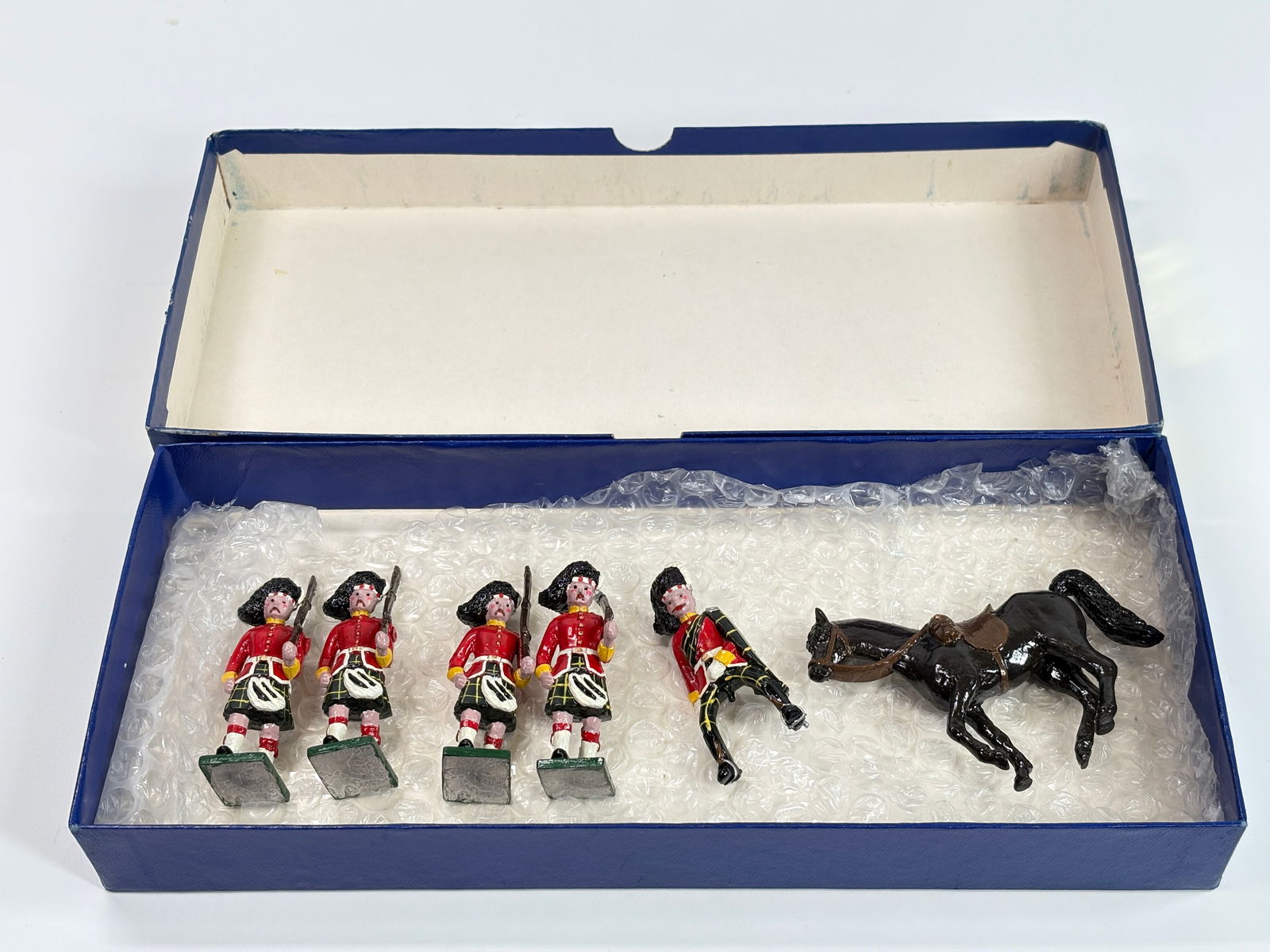 STAR SOLDIERS HIGHLANDERS W/ MOUNTED OFFICER: SET REMAINS IN VERY GOOD CONDITION WITH BOX.