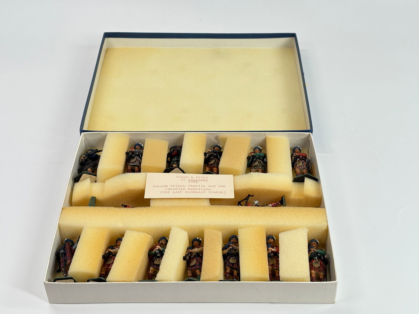 DUCAL MODELS CLANS & PIPES AT CULLODEN 1746 (THE LAST HIGHLAND CHARGE) (1 of 7)