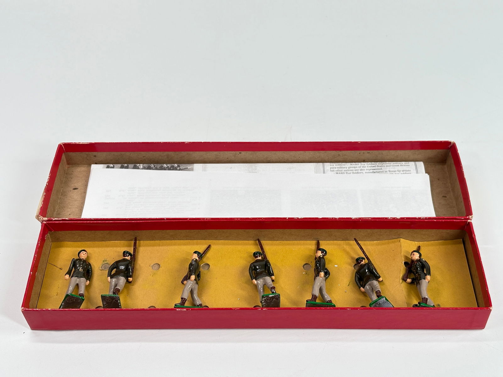 REGIMENTS OF THE WORLD US 10TH SPECIAL FORCES GREEN BERETS: SET REMAINS IN VERY GOOD CONDITION WITH BOX.