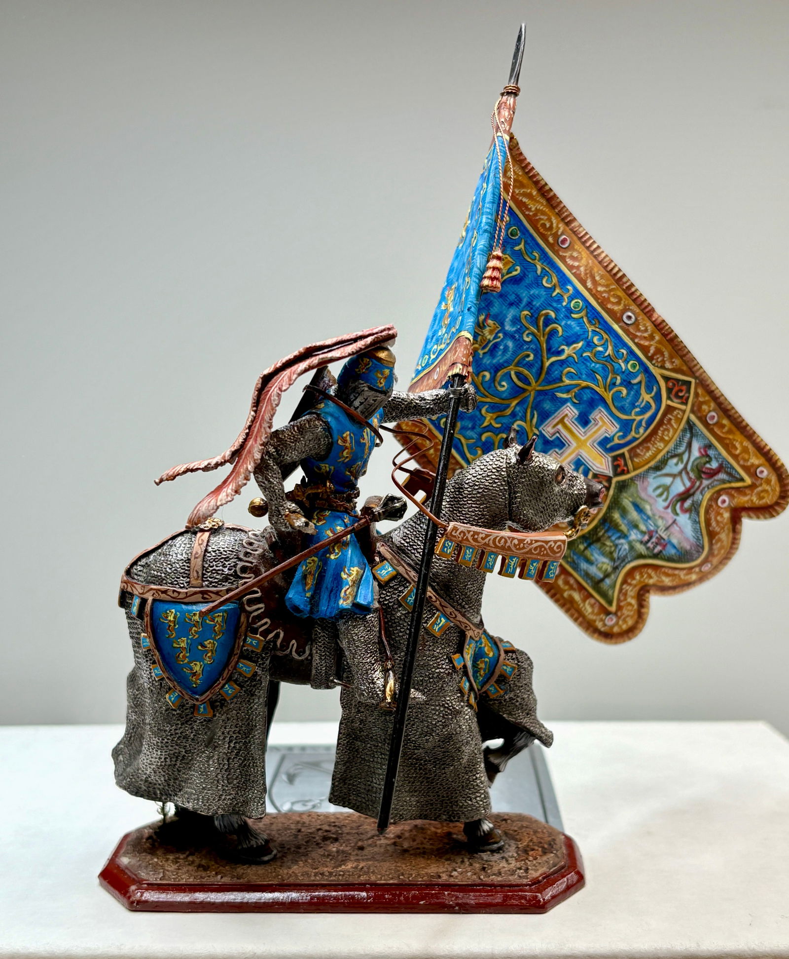 MEDALLION MINIATURES EARL OF SALISBURY: REMAINS IN VERY GOOD CONDITION, SHOWING MINIMAL WEAR. BOXES REMAIN IN GOOD CONDITION, SHOWING SOME STORAGE WEAR.