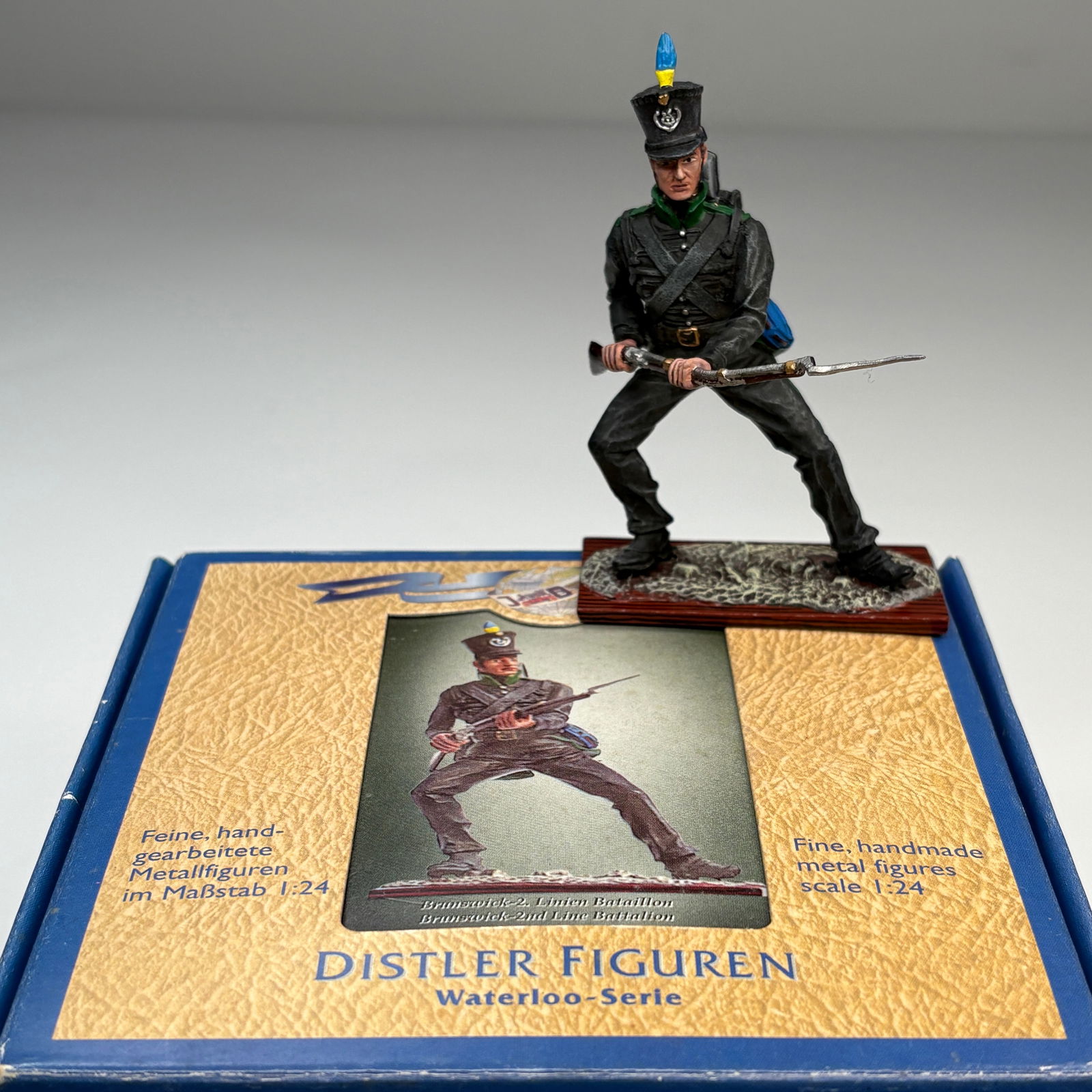 DISTLER 1/24 SCALE WATERLOO FIGURE W/ BOX: REMAINS IN VERY GOOD CONDITION, SHOWING MINIMAL WEAR. BOXES REMAIN IN GOOD CONDITION, SHOWING SOME STORAGE WEAR.