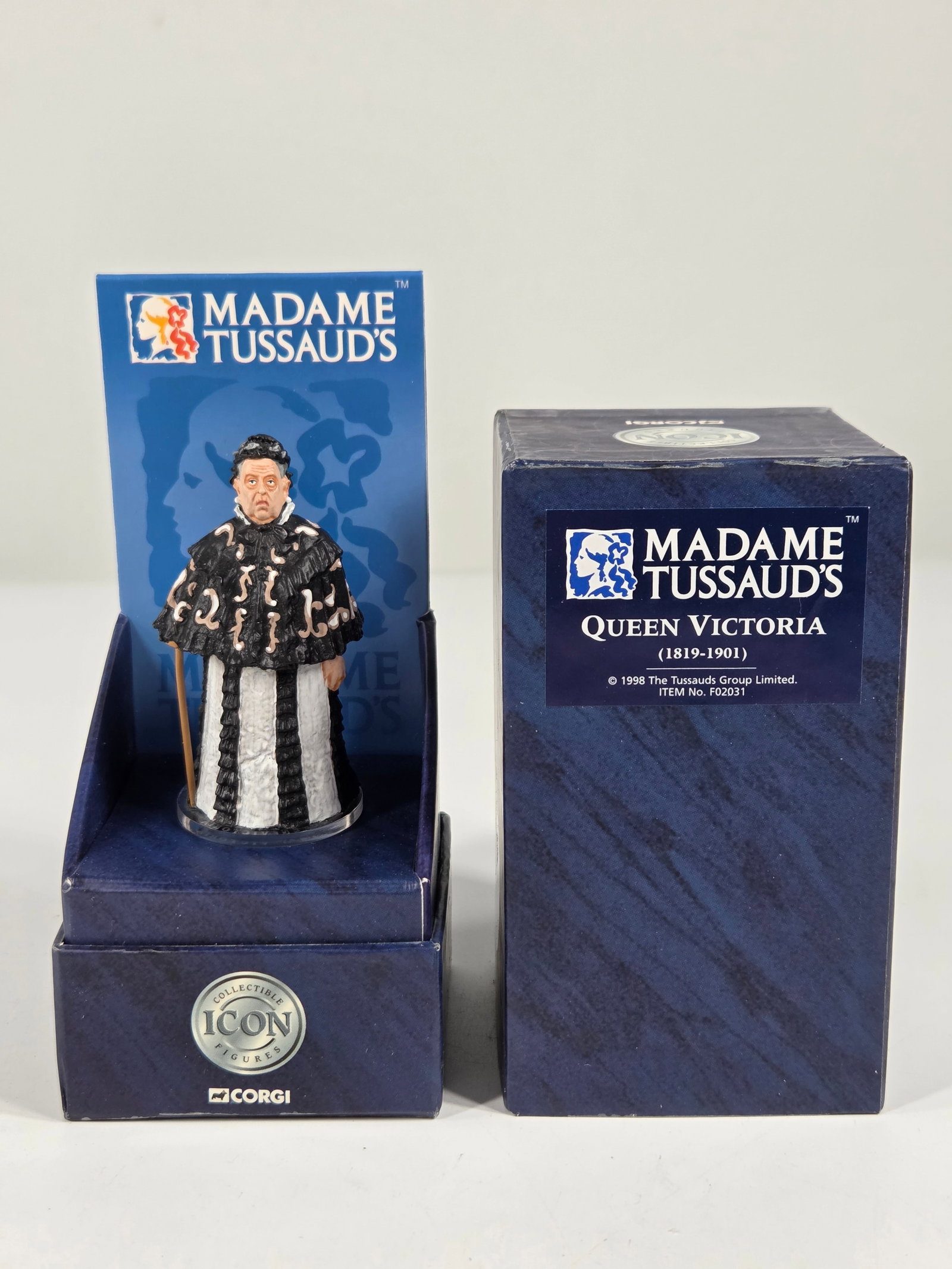 1998 CORGI MADAME TUSSAUD'S QUEEN VICTORIA: REMAINS IN VERY GOOD CONDITION, SHOWING MINIMAL WEAR. BOXES REMAIN IN GOOD CONDITION, SHOWING SOME STORAGE WEAR.