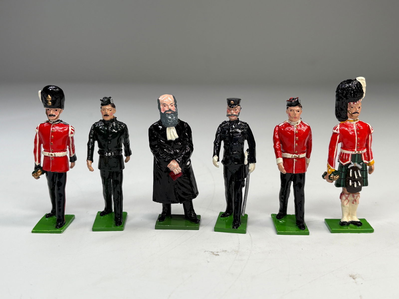 SET OF 6 HAND PAINTED BRITISH SOLDIERS W/ BOX (1 of 3)