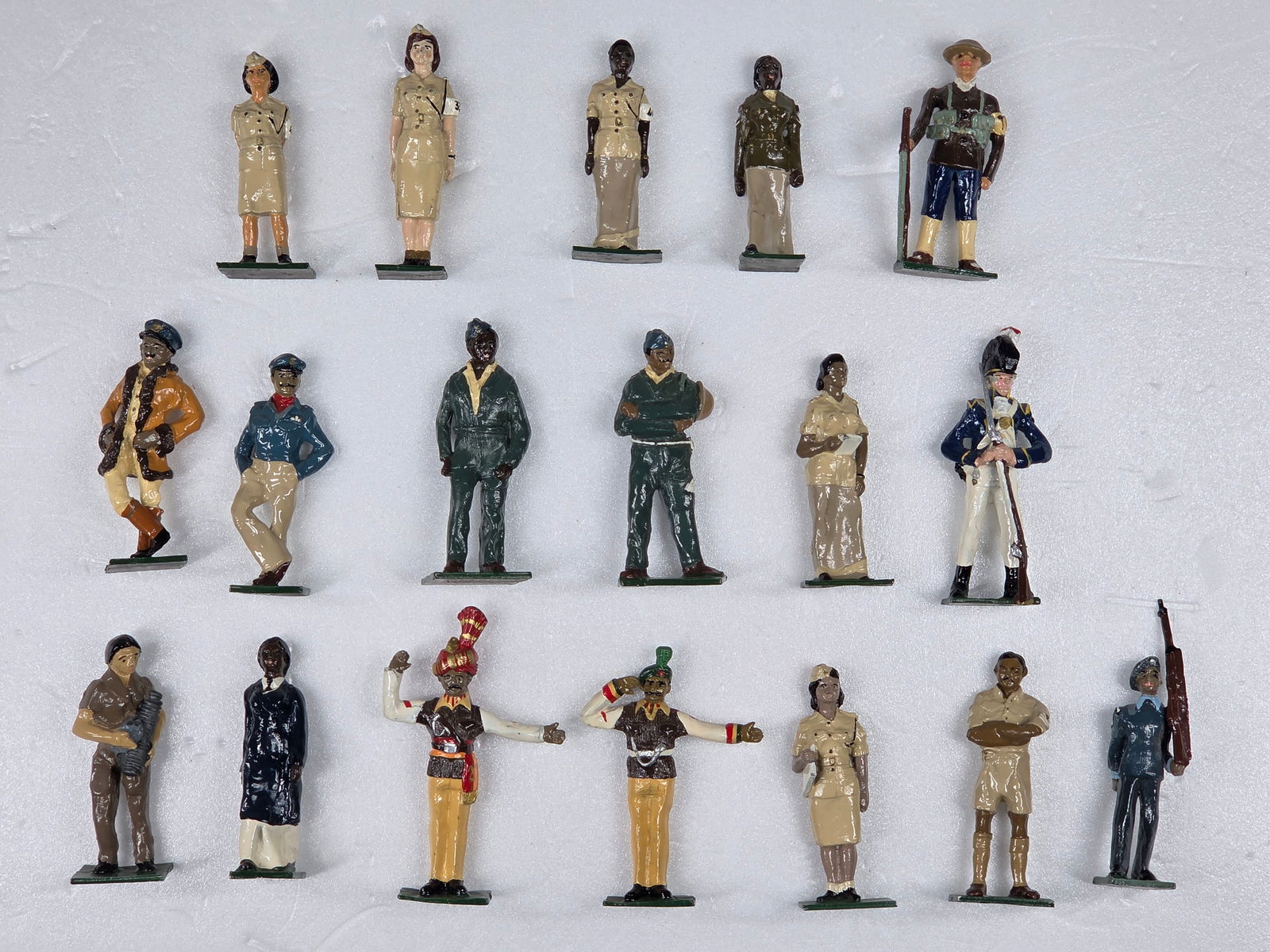 VARIOUS HAND PAINTED SOLDIER SINGLES: ALL REMAIN IN VERY GOOD CONDITION, SHOWING MINIMAL WEAR. BOXES REMAIN IN GOOD CONDITION, SHOWING SOME STORAGE WEAR.