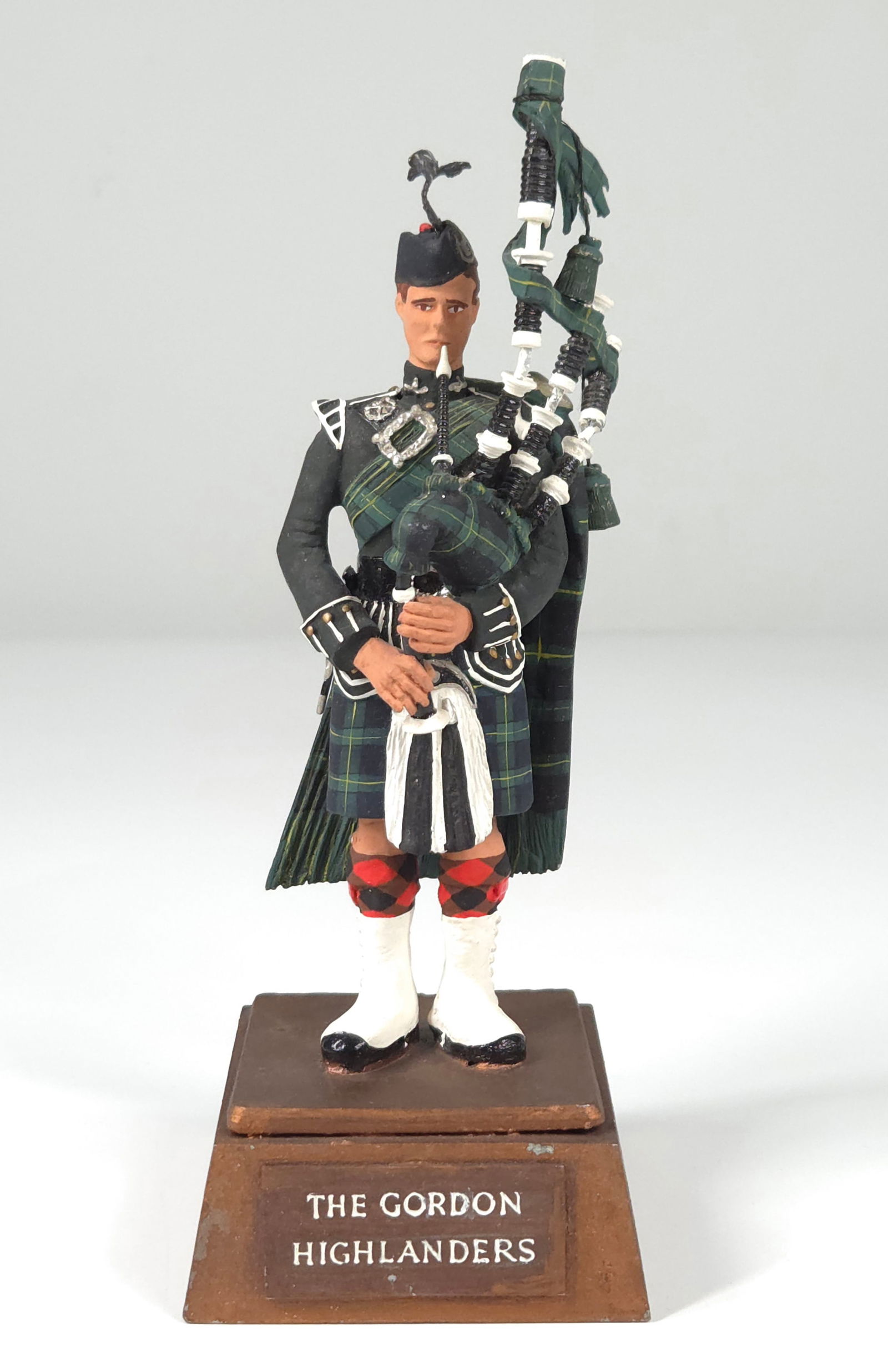 SENTRY BOX GORDON HIGHLANDERS PIPER (1 of 3)