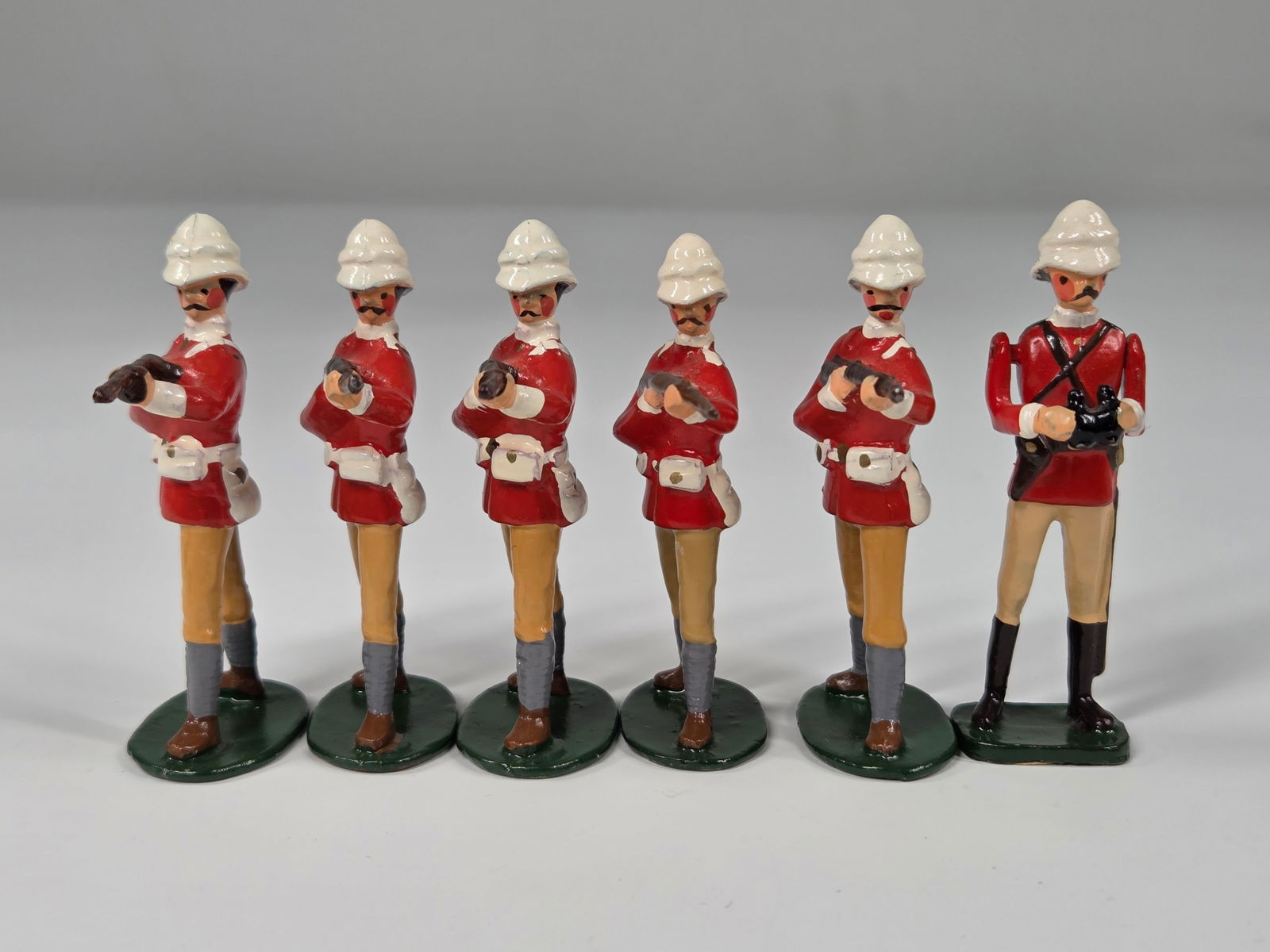 SET OF 6 BRITISH BULLDOG LEAD SOLDIERS: ALL REMAIN IN GOOD CONDITION, SHOWING SOME MINIMAL WEAR.