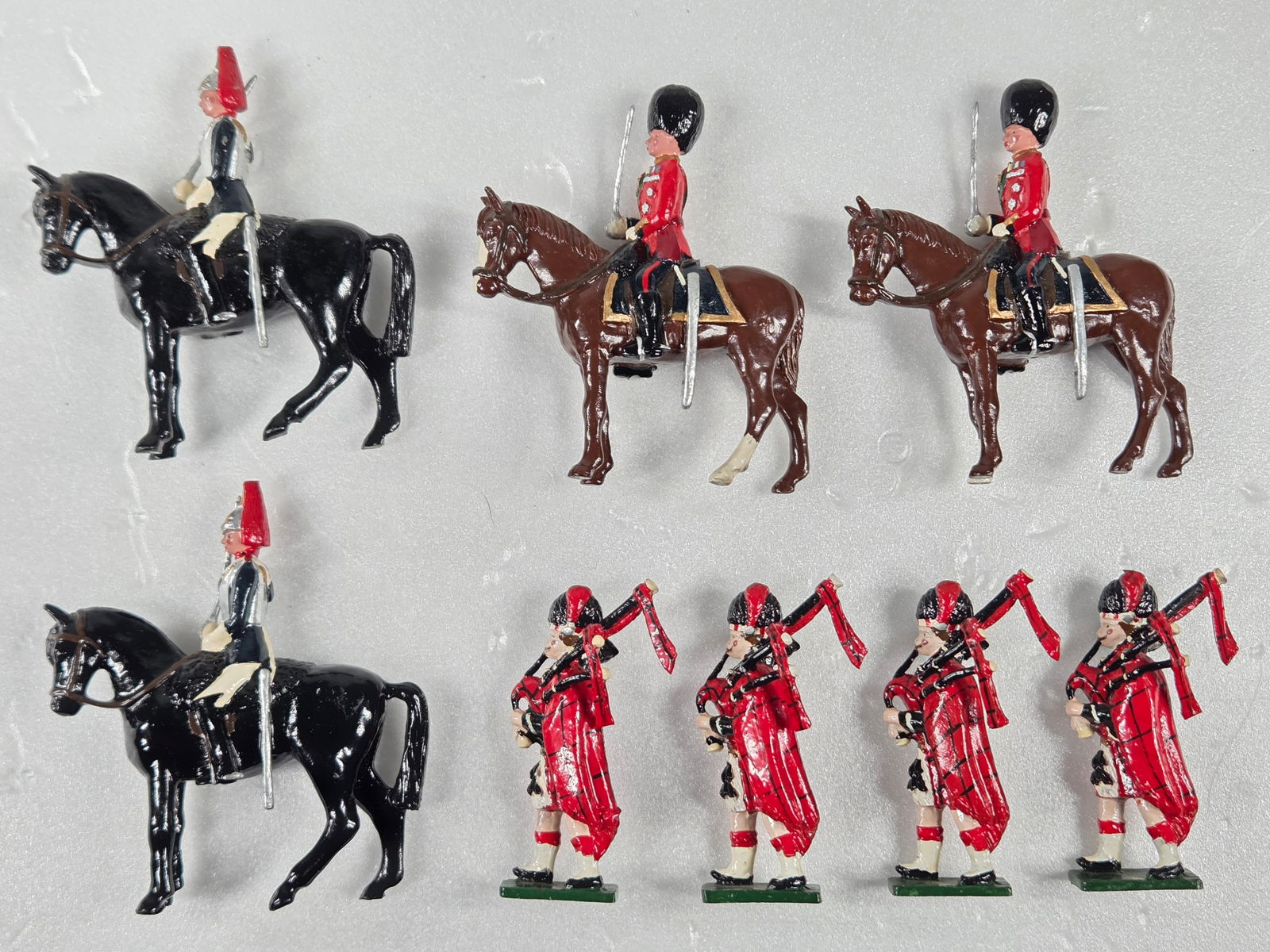SCOTS GUARDS OFFICERS & BAND SET: ALL REMAIN IN GOOD CONDITION, SHOWING SOME MINIMAL WEAR.