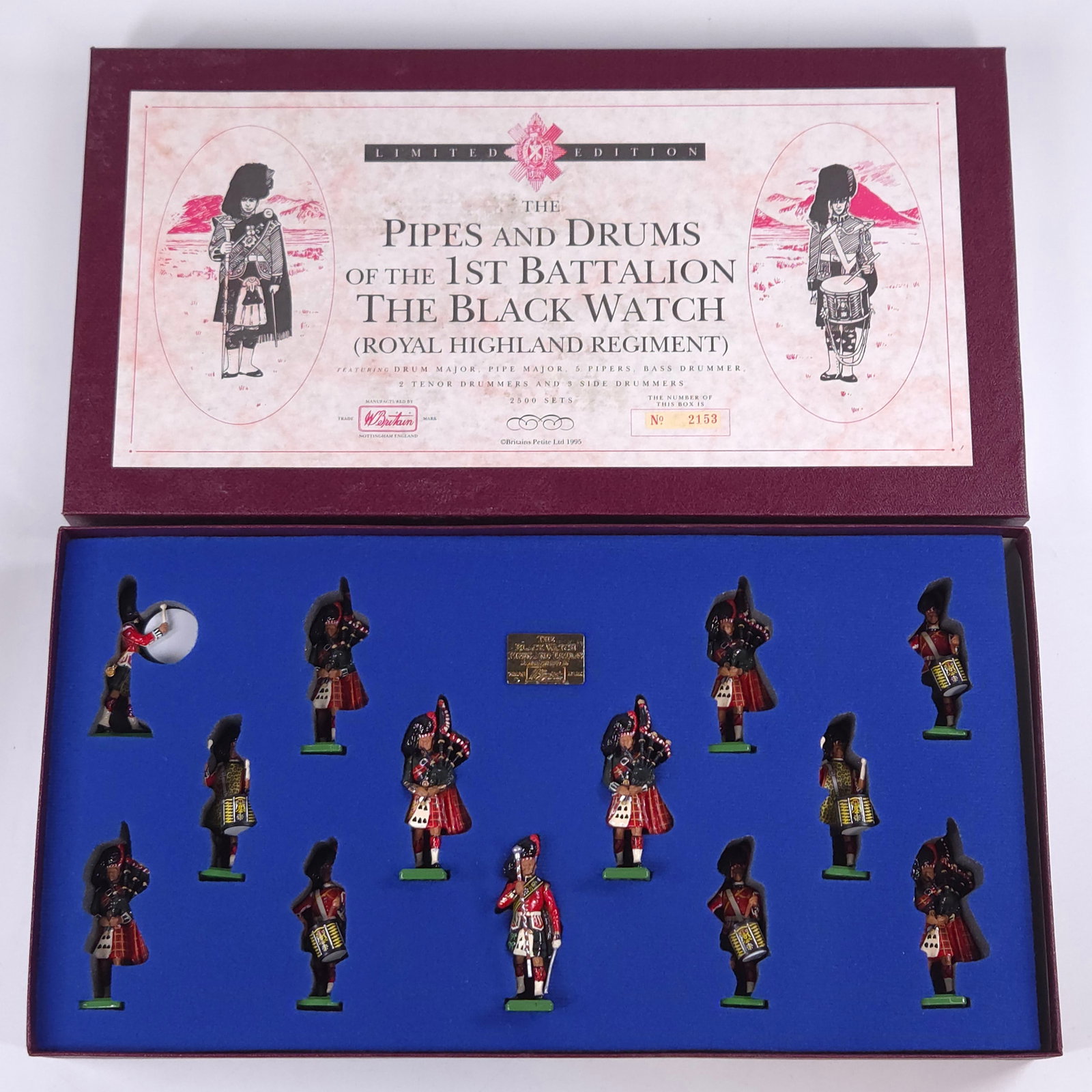 W. BRITAIN 5196 THE PIPES & DRUMS 1ST BATTALION BLACK WATCH: REMAINS IN EXCELLENT CONDITION WITH BOX.