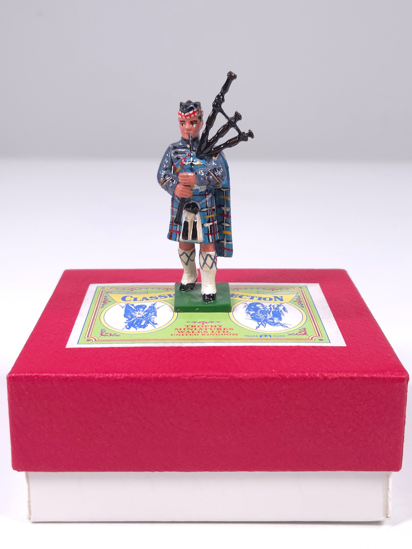 TROPHY MINIATURES CT3 THE PIPER IN KILT W/ BAGPIPES (1 of 3)