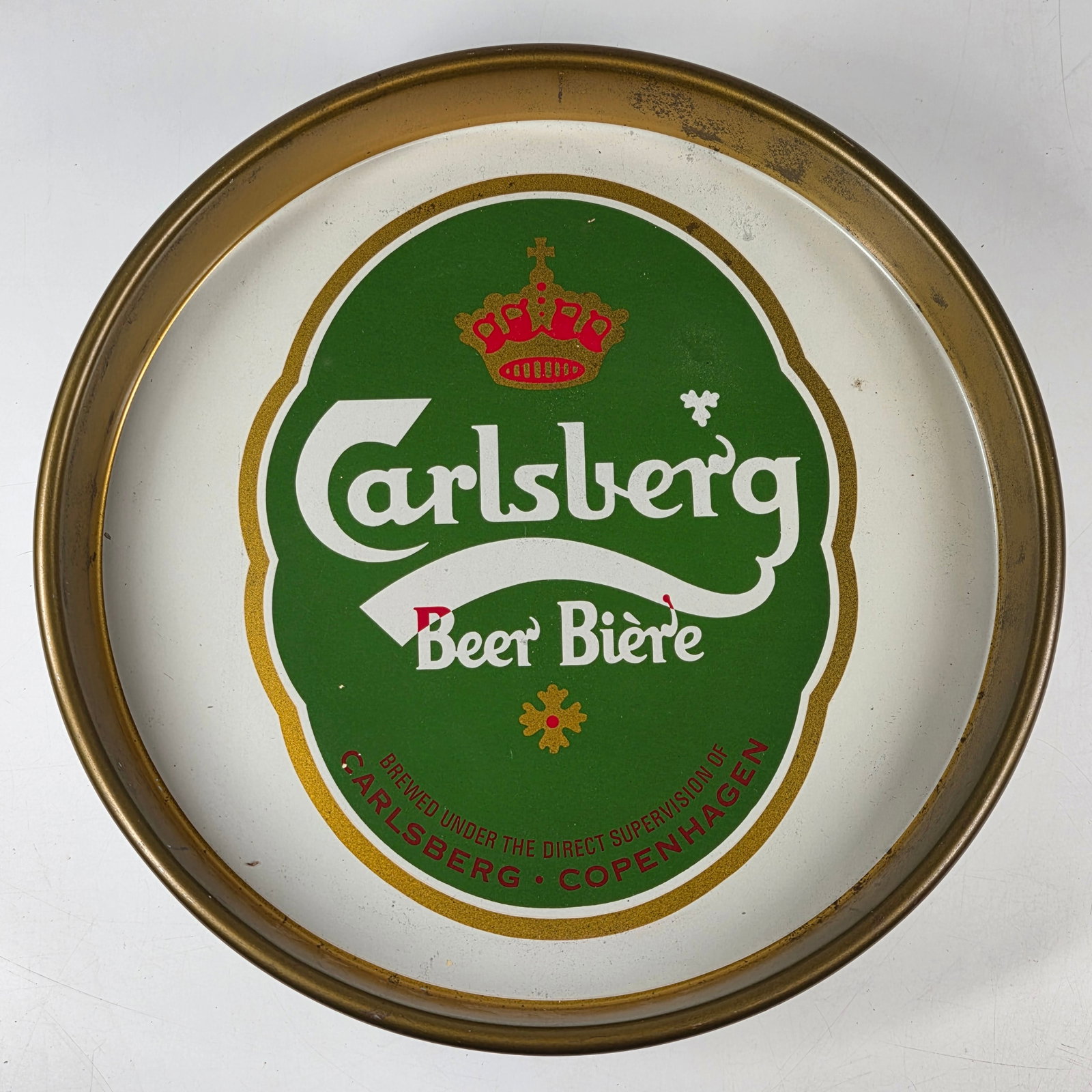 VINTAGE CARLSBERG BEER BIERE TRAY: REMAINS IN GOOD CONDITION, SHOWING SOME TYPICAL WEAR.