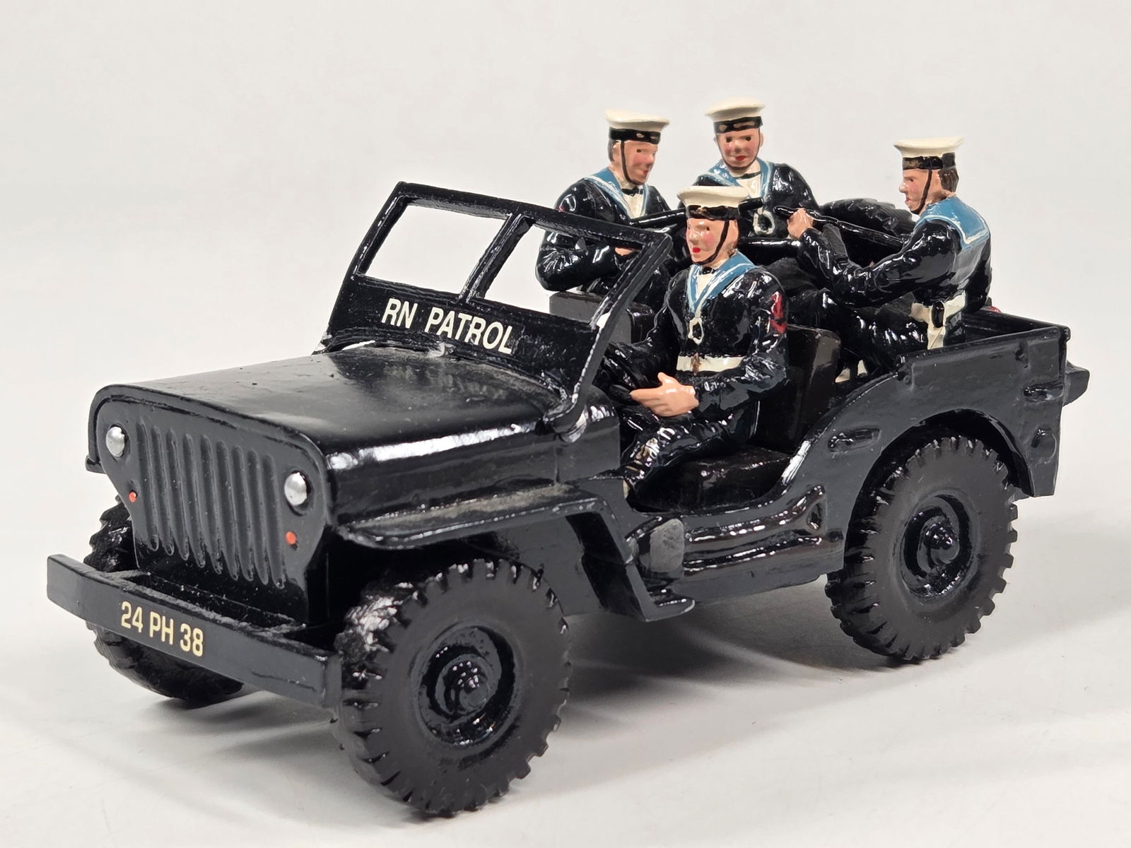 FUSILIER MINIATURES RN PATROL FIGURES & JEEP (1 of 3)