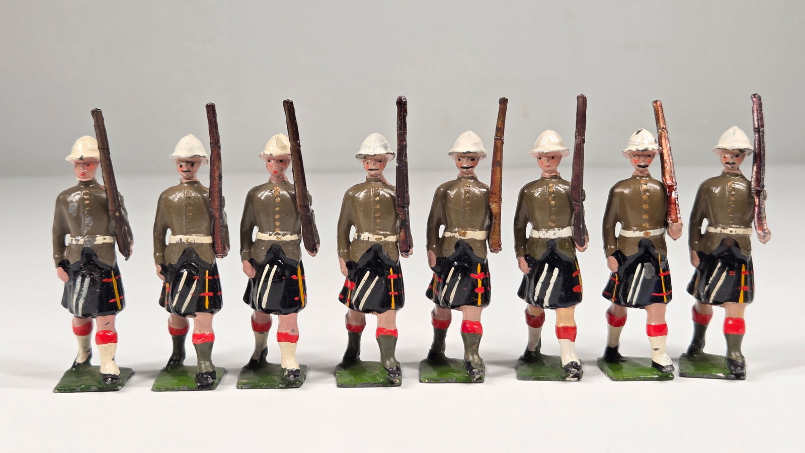 BRITAIN 8-PIECE SOLDIER SET (1 of 4)