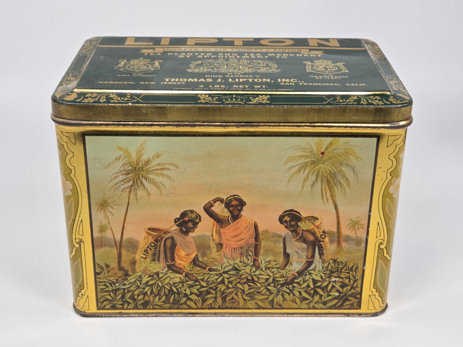ANTIQUE THOMAS J. LIPTON ADVERTISING TEA TIN: REMAINS IN GOOD CONDITION, SHOWING SOME TYPICAL WEAR.