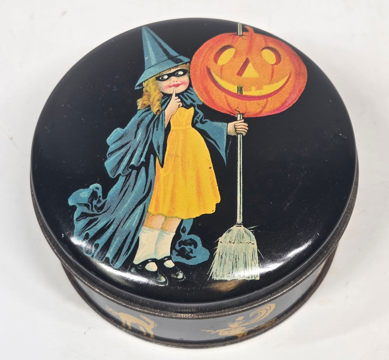 VINTAGE HALLOWEEN WITCH & JOL CANDY TIN: REMAINS IN GOOD CONDITION, SHOWING SOME TYPICAL WEAR.