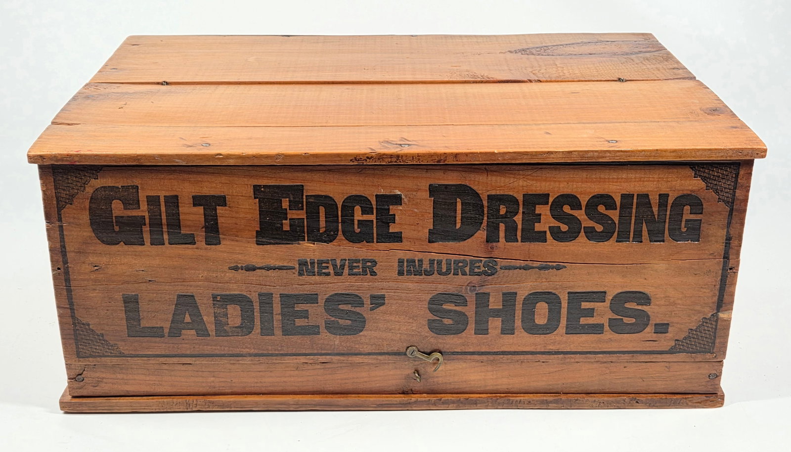 WHITTEMORE'S GILT EDGE LADIES FINE SHOES WOOD BOX W/ LABEL: REMAINS IN GOOD CONDITION, SHOWING SOME TYPICAL WEAR. SIDE PAPER LABEL REMAINS NICE WITH SOME TEARS.