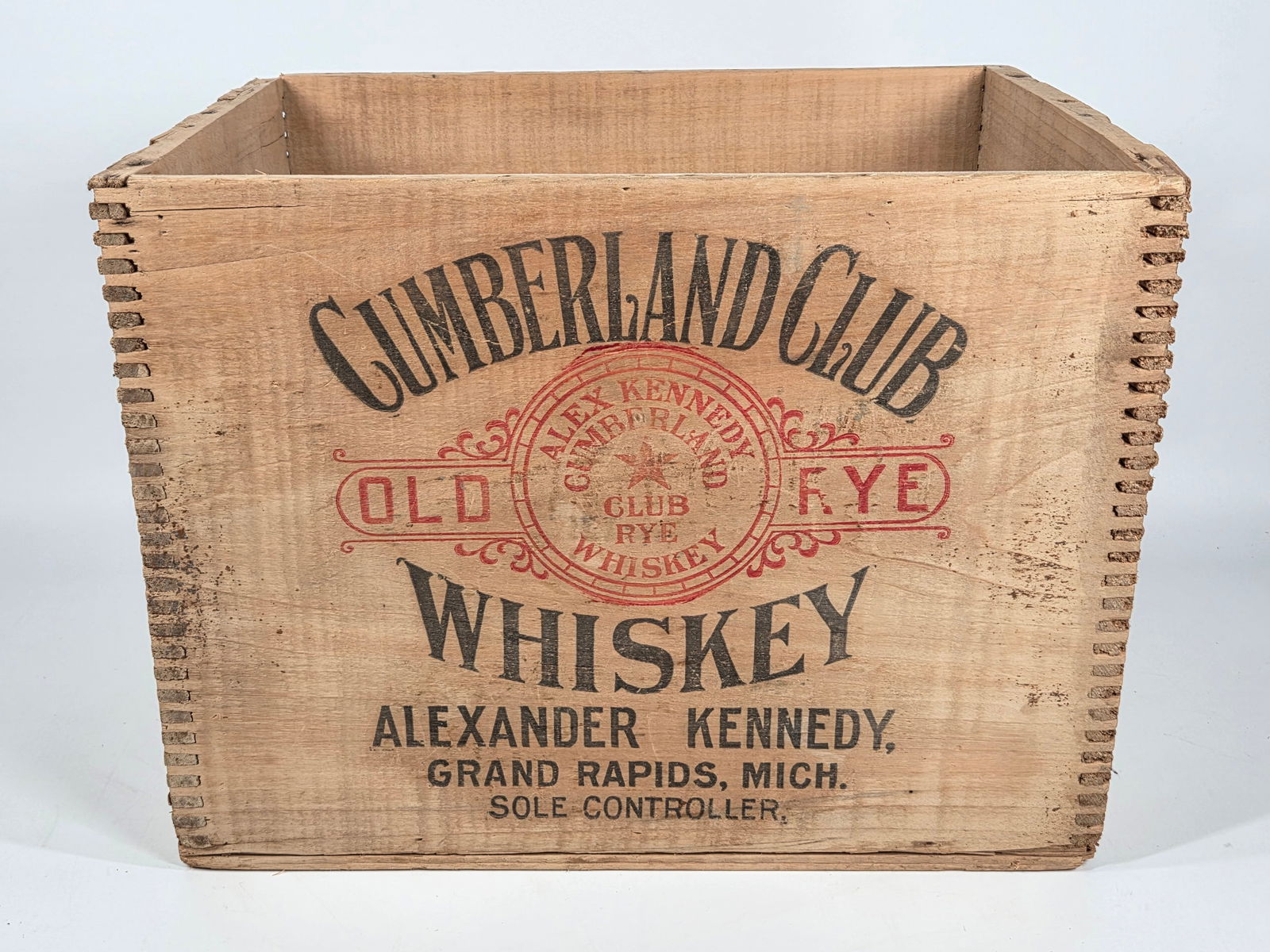 ALEXANDER KENNEDY CUMBERLAND CLUB OLE RYE WHISKEY BOX: REMAINS IN GOOD ORIGINAL CONDITION, SHOWING SOME TYPICAL WEAR.