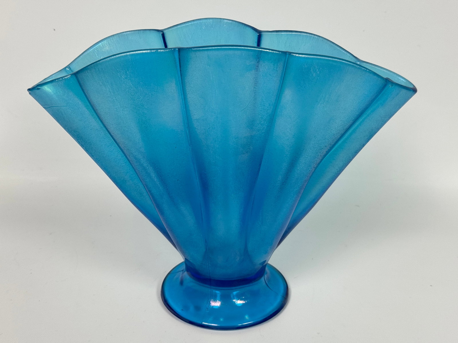 VINTAGE BLUE FROSTED IRIDESCENT GLASS FAN VASE: REMAINS IN VERY GOOD CONDITION, NO CHIPS OR CRACKS.
