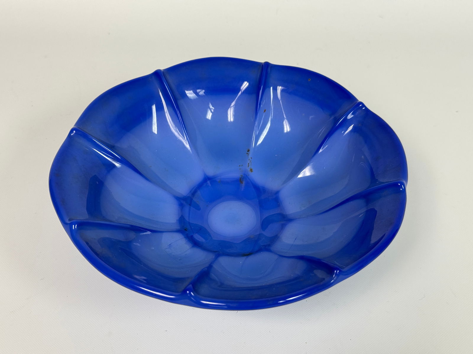 FENTON PERIWINKLE BLUE GLASS MELON RIB FLARED BOWL: REMAINS IN GOOD CONDITION, NO CHIPS OR CRACKS. NEEDS CLEANED.