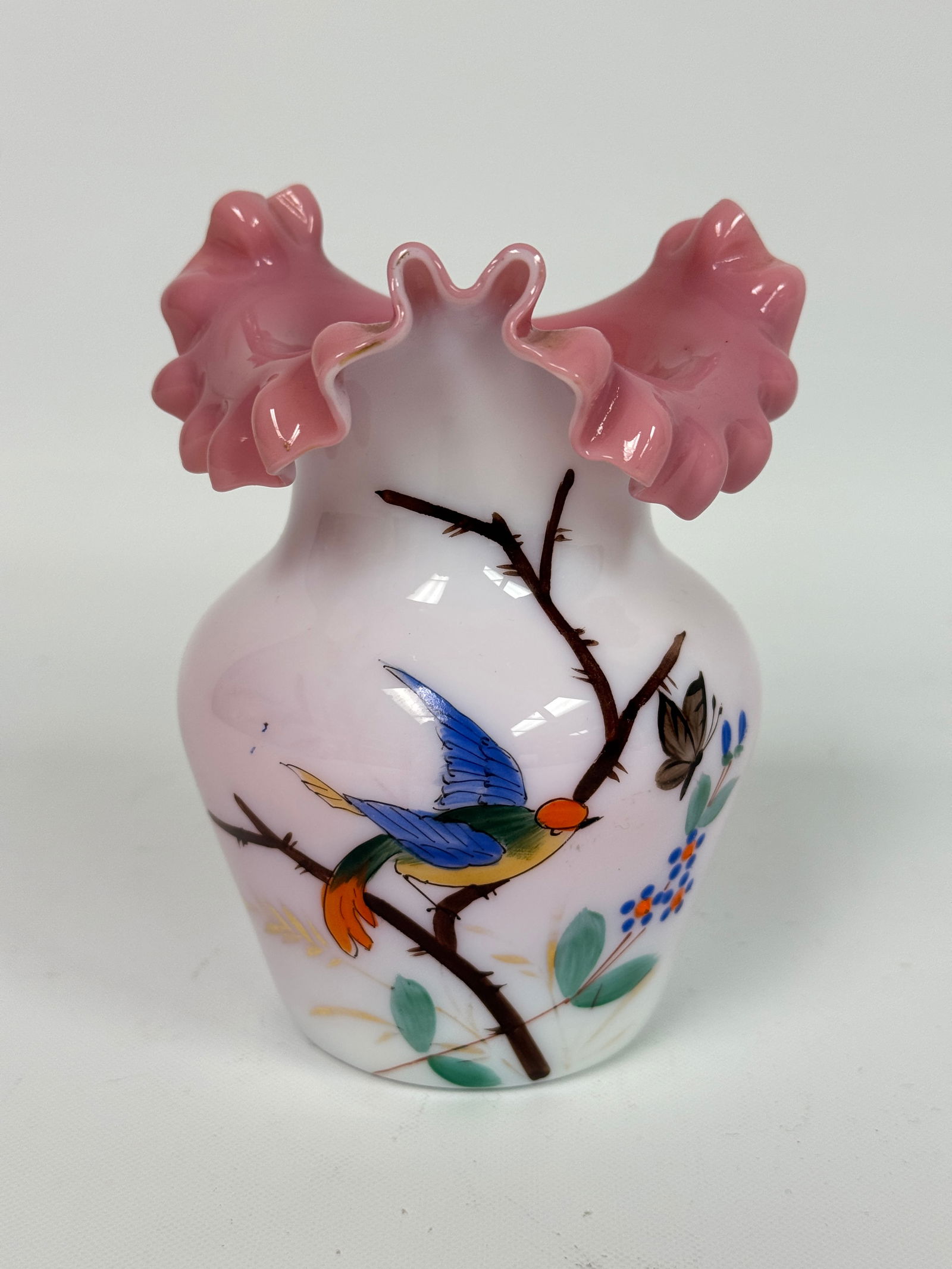 VICTORIAN CASED GLASS HAND PAINTED BIRD VASE: REMAINS IN GOOD CONDITION, NO CHIPS OR CRACKS. SHOWING SOME WEAR AROUND PONTIL