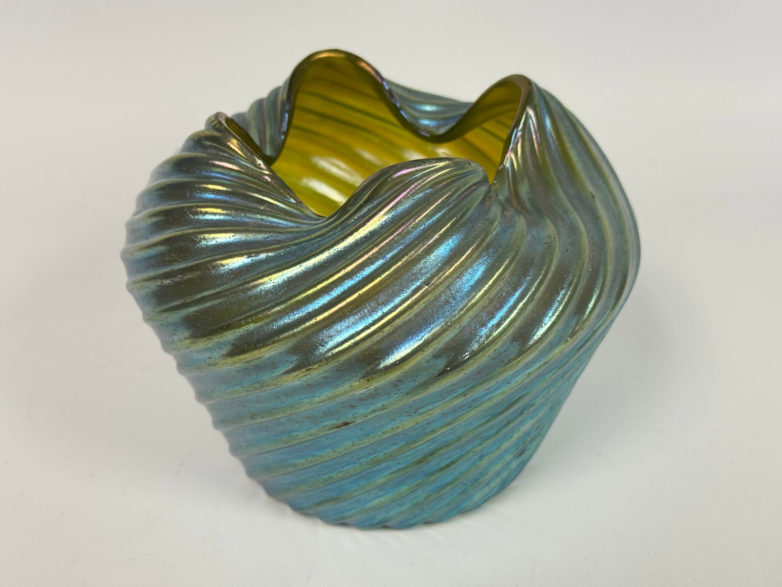 ANTIQUE LOETZ IRIDESCENT GLASS ROSE BOWL VASE: REMAINS IN VERY GOOD CONDITION, NO CHIPS OR CRACKS.