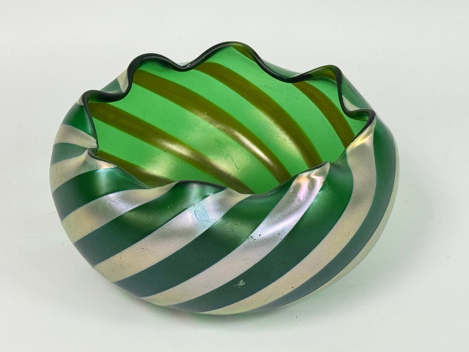 ANTIQUE UNSIGNED GREEN & FROSTED IRIDESCENT GLASS ROSE BOWL: REMAINS IN GOOD CONDITION, NO CHIPS OR CRACKS. A FEW PAINT RUB / SCUFF SPOTS.