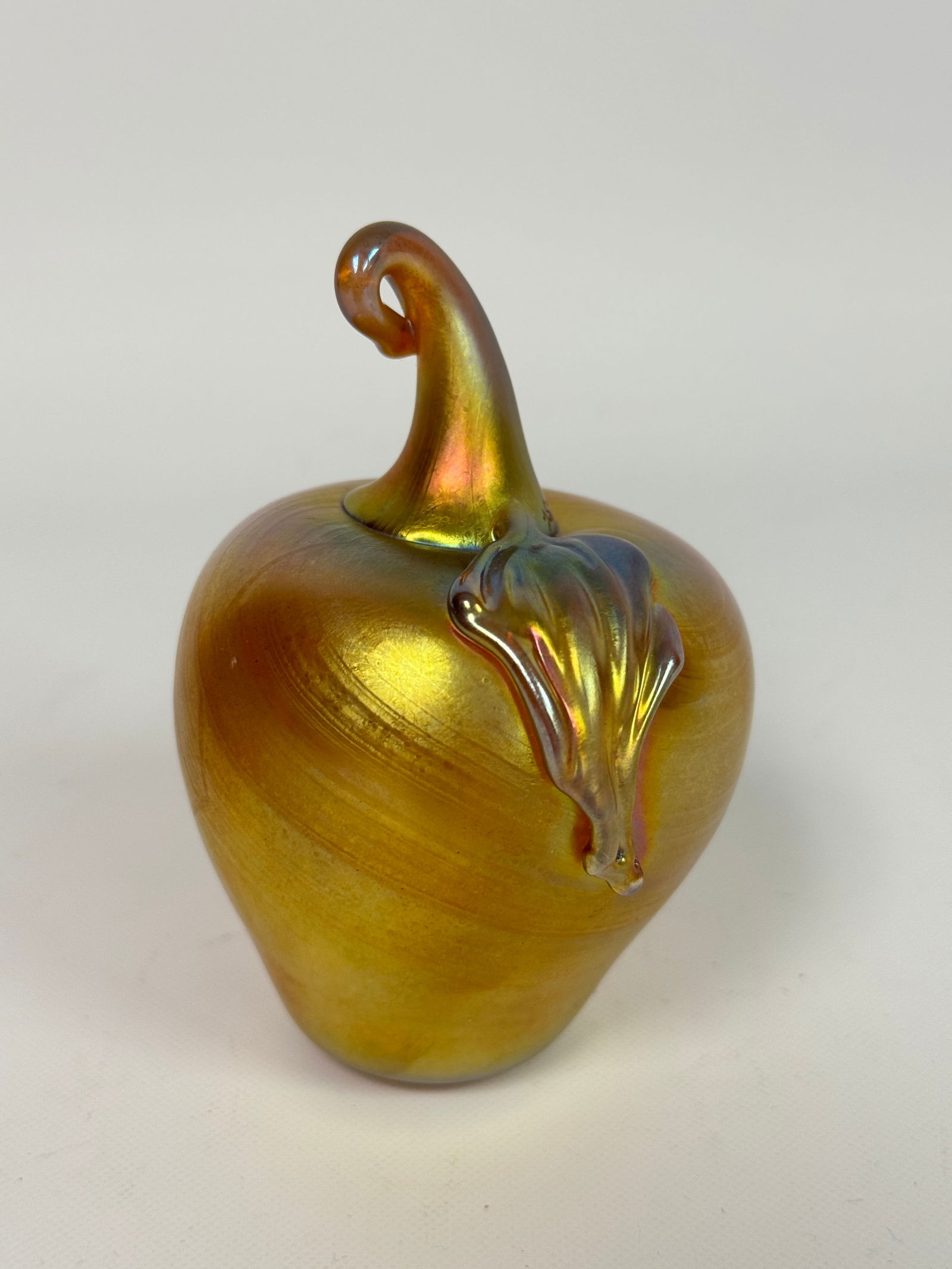1995 LUNDBERG STUDIOS ART GLASS APPLE PAPERWEIGHT: REMAINS IN EXCELLENT CONDITION.