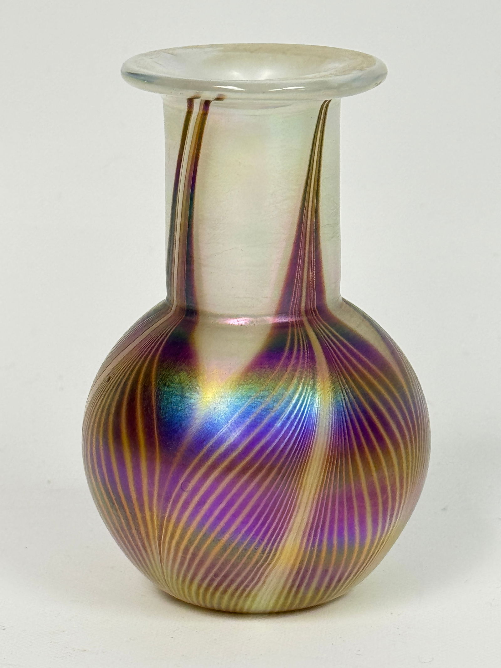 1983 THE GLASS EYE STUDIO IRIDESCENT GLASS PULLED FEATHER VASE (1 of 6)