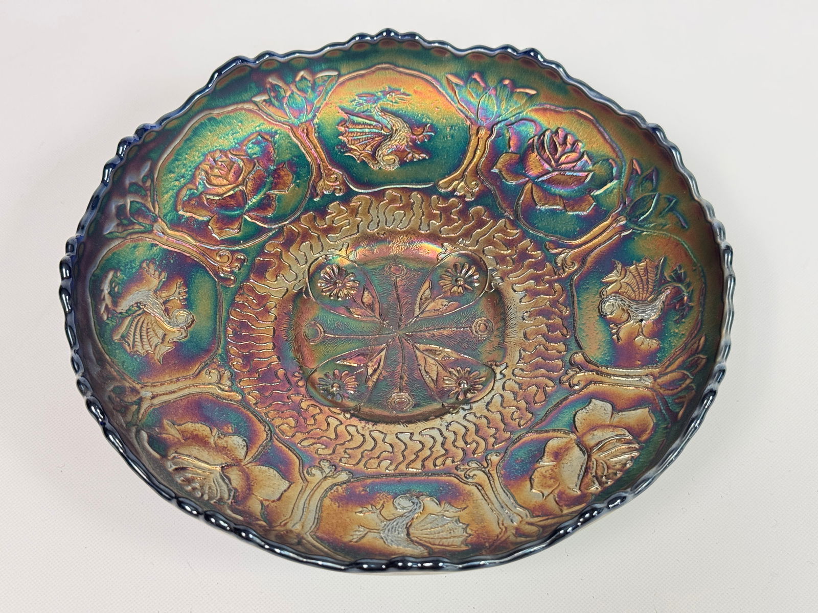 1900'S FENTON DRAGON & LOTUS CARNIVAL GLASS BOWL: REMAINS IN VERY GOOD CONDITION, NO CHIPS OR CRACKS.