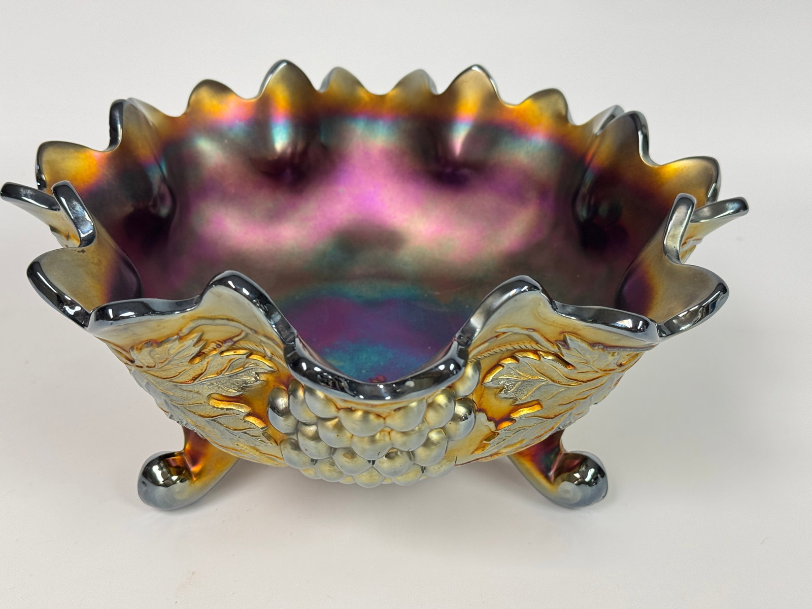 NORTHWOOD GRAPE & LEAF CARNIVAL GLASS FRUIT BOWL: REMAINS IN VERY GOOD CONDITION, NO CHIPS OR CRACKS.