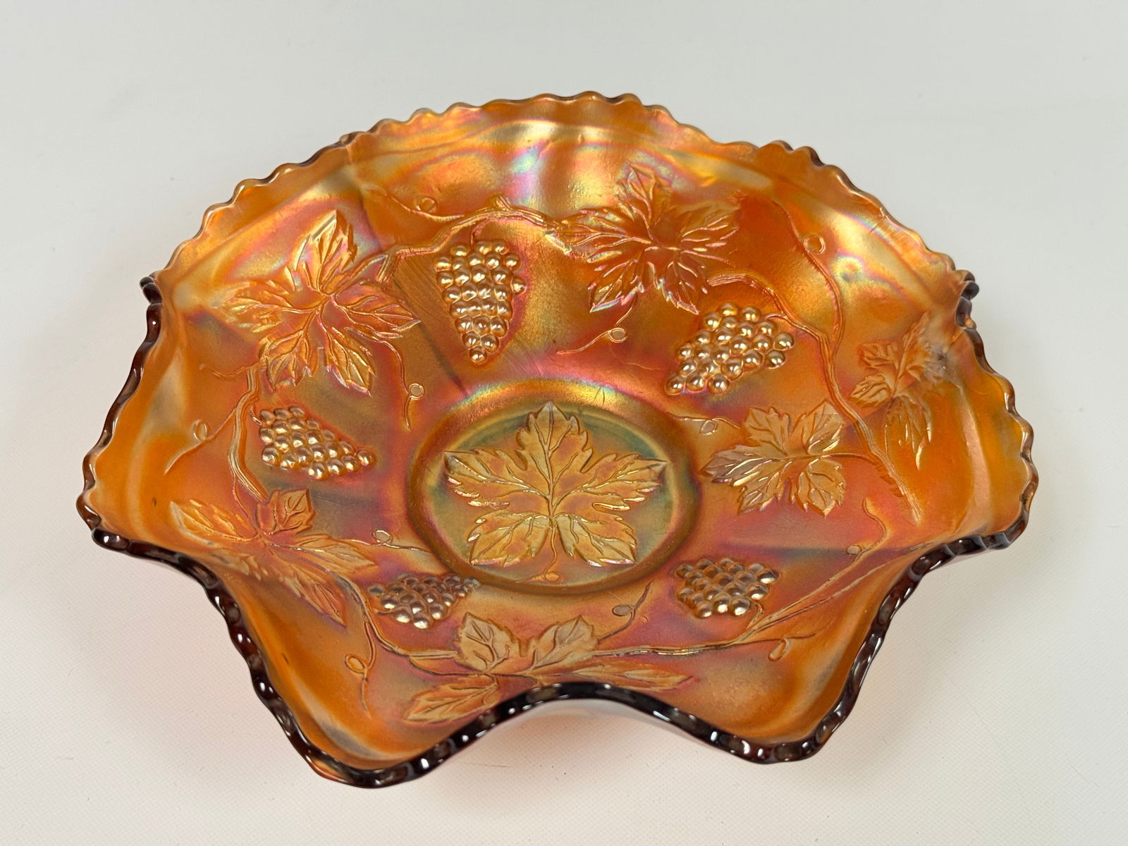 FENTON MARIGOLD GRAPE & VINE CARNIVAL GLASS BOWL: REMAINS IN VERY GOOD CONDITION, NO CHIPS OR CRACKS.