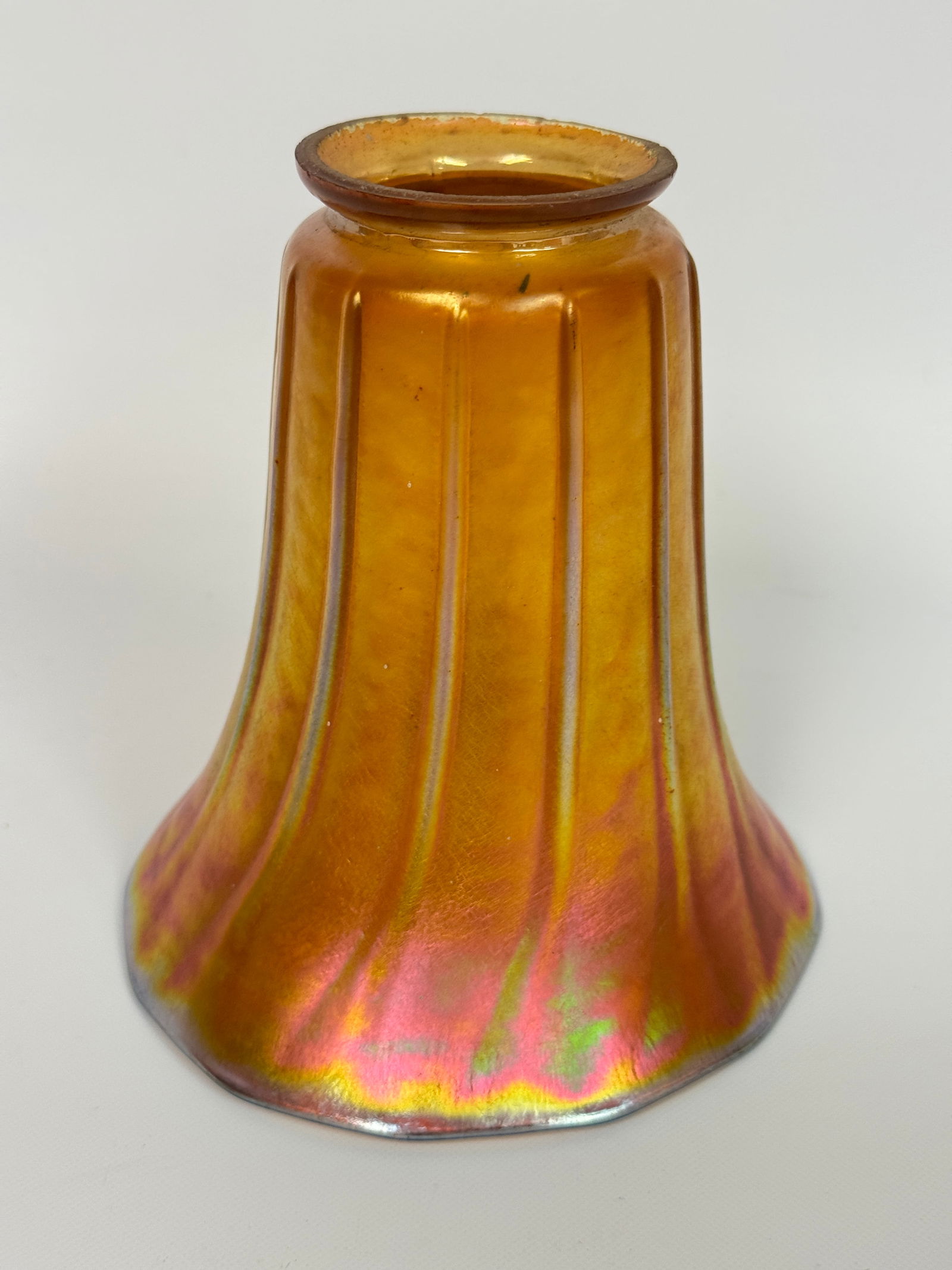 MARIGOLD CARNIVAL ART GLASS LAMP SHADE: REMAINS IN GOOD CONDITION, SHOWING SOME LIGHT ROUGHNESS AROUND TOP EDGE.