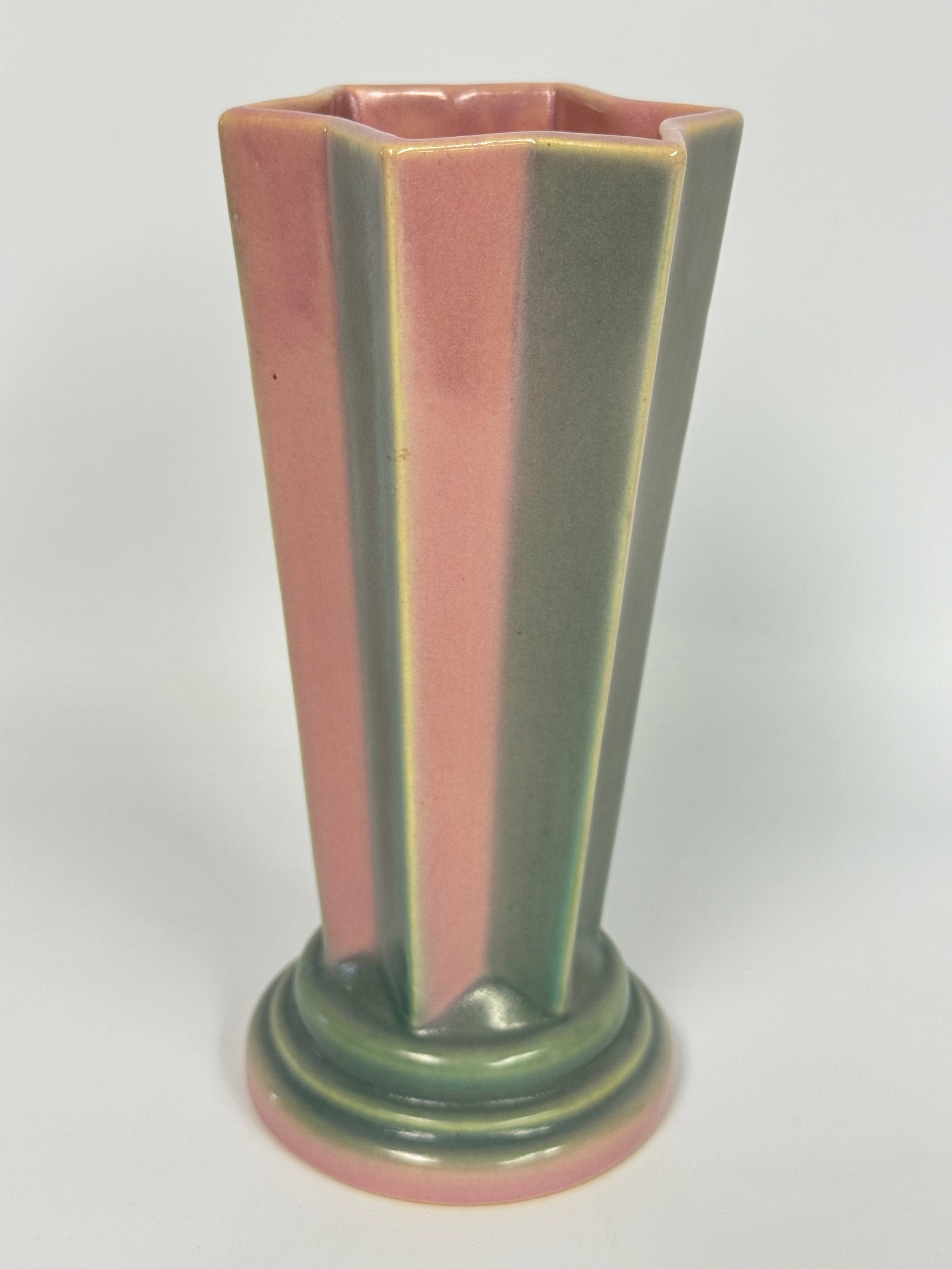 ROSEVILLE ART POTTERY FUTURA "PLEATED STAR" ART DECO VASE: REMAINS IN VERY GOOD CONDITION, NO CHIPS OR CRACKS.