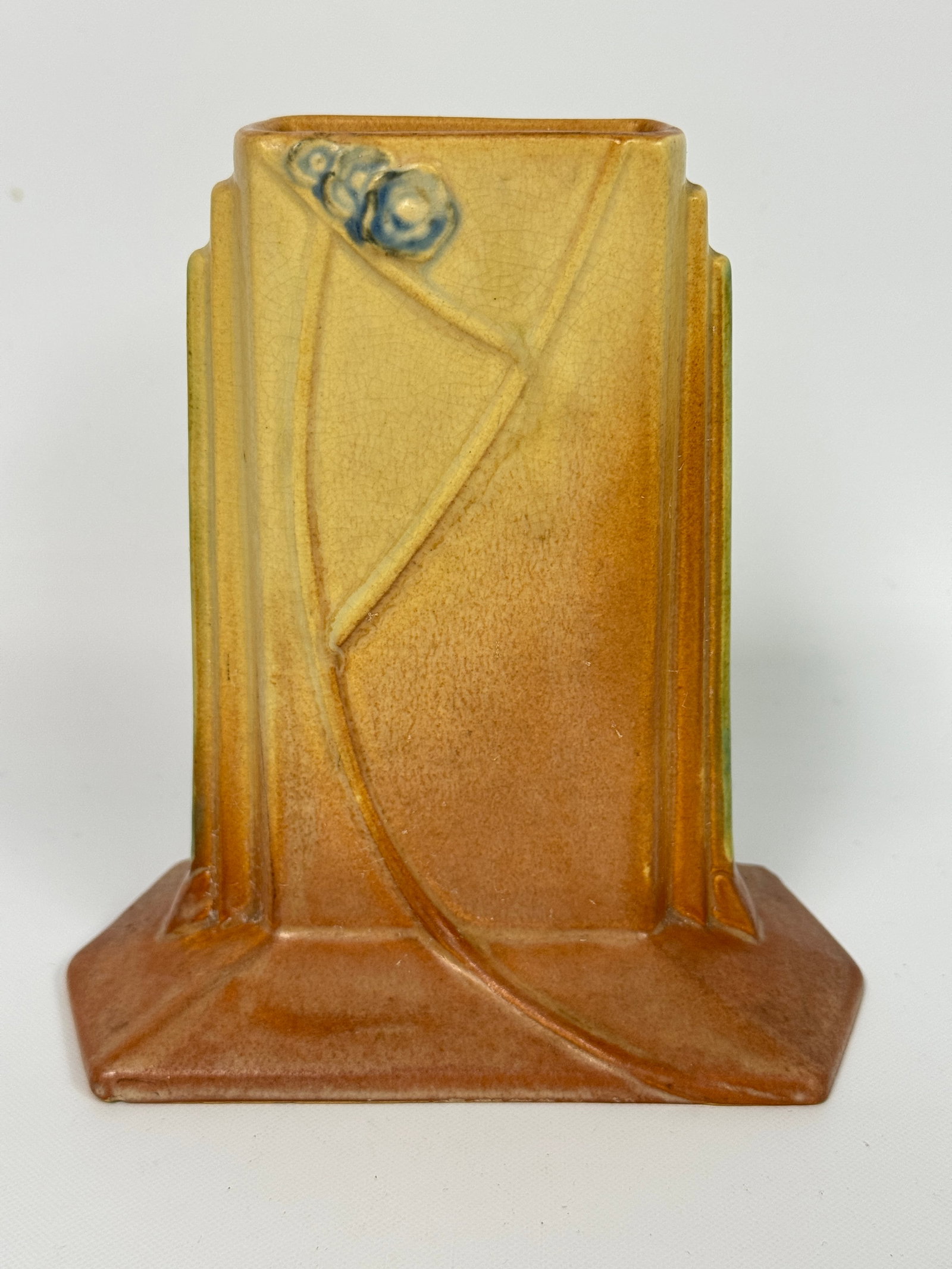 ROSEVILLE ART POTTERY FUTURA "TOMBSTONE" ART DECO VASE: REMAINS IN GOOD CONDITION, NO CHIPS OR CRACKS.